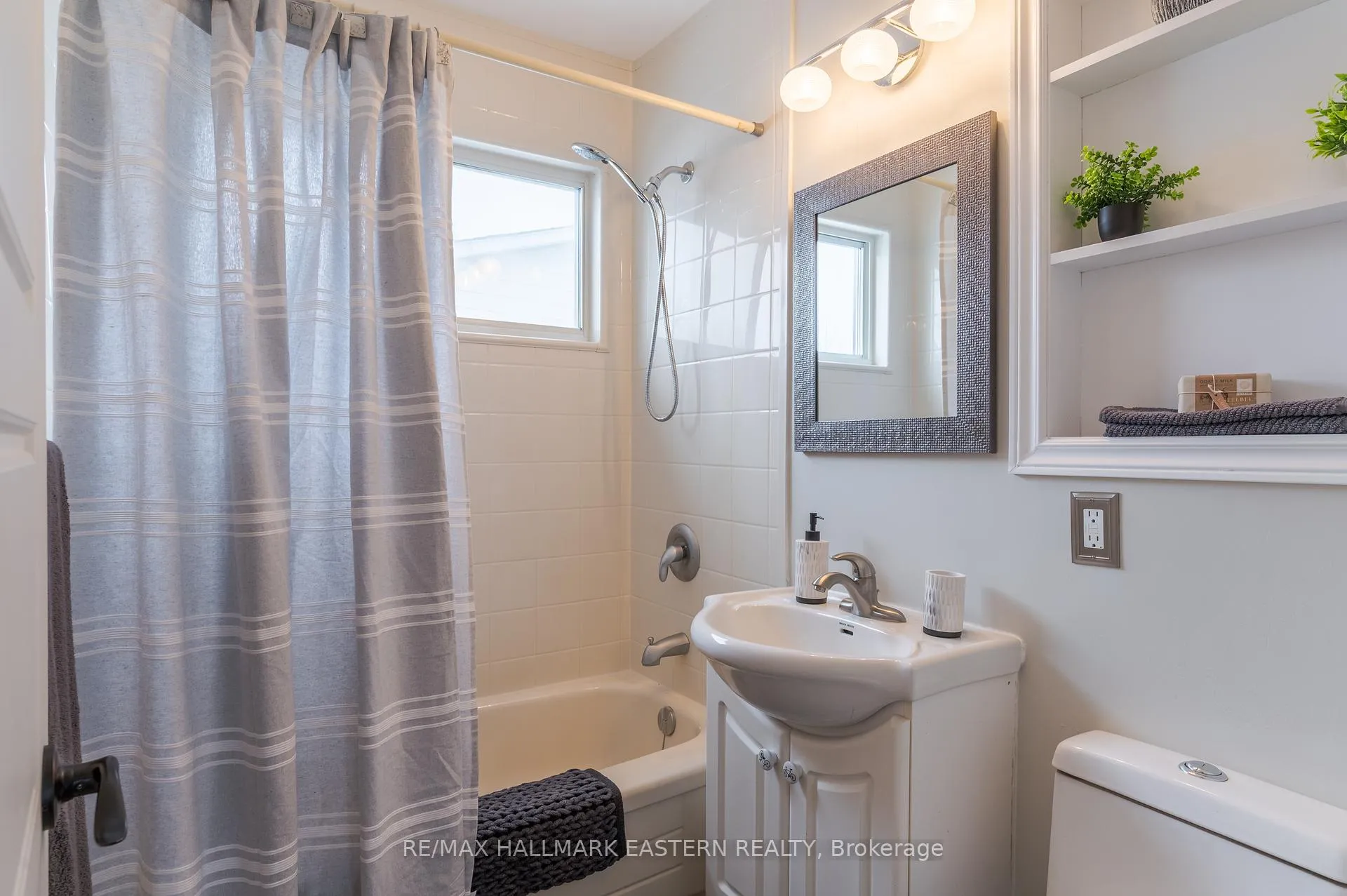 Photo 29 of 990 Oriole Crescent, Peterborough, Northcrest Ward 5 — HOMEH