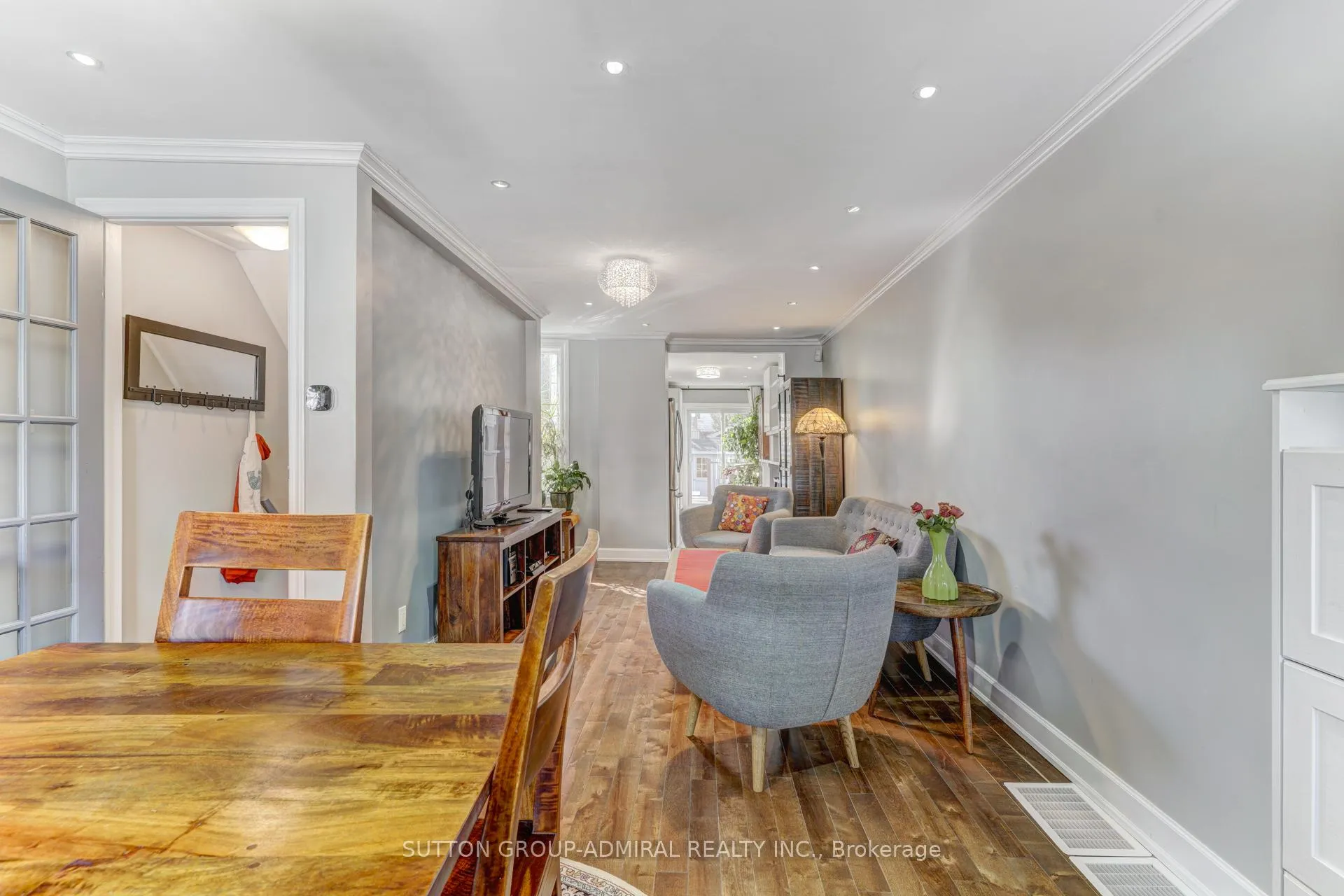 Photo 4 of 805 Sammon Avenue, Toronto, Danforth Village-East York — HOMEH