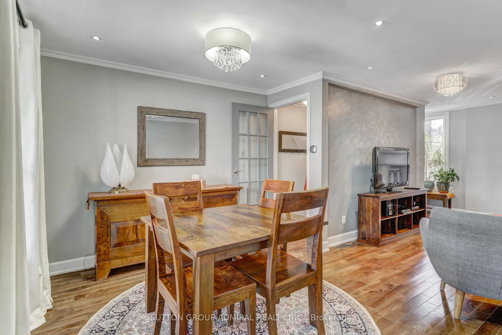 Photo 5 of 805 Sammon Avenue, Toronto, Danforth Village-East York — HOMEH