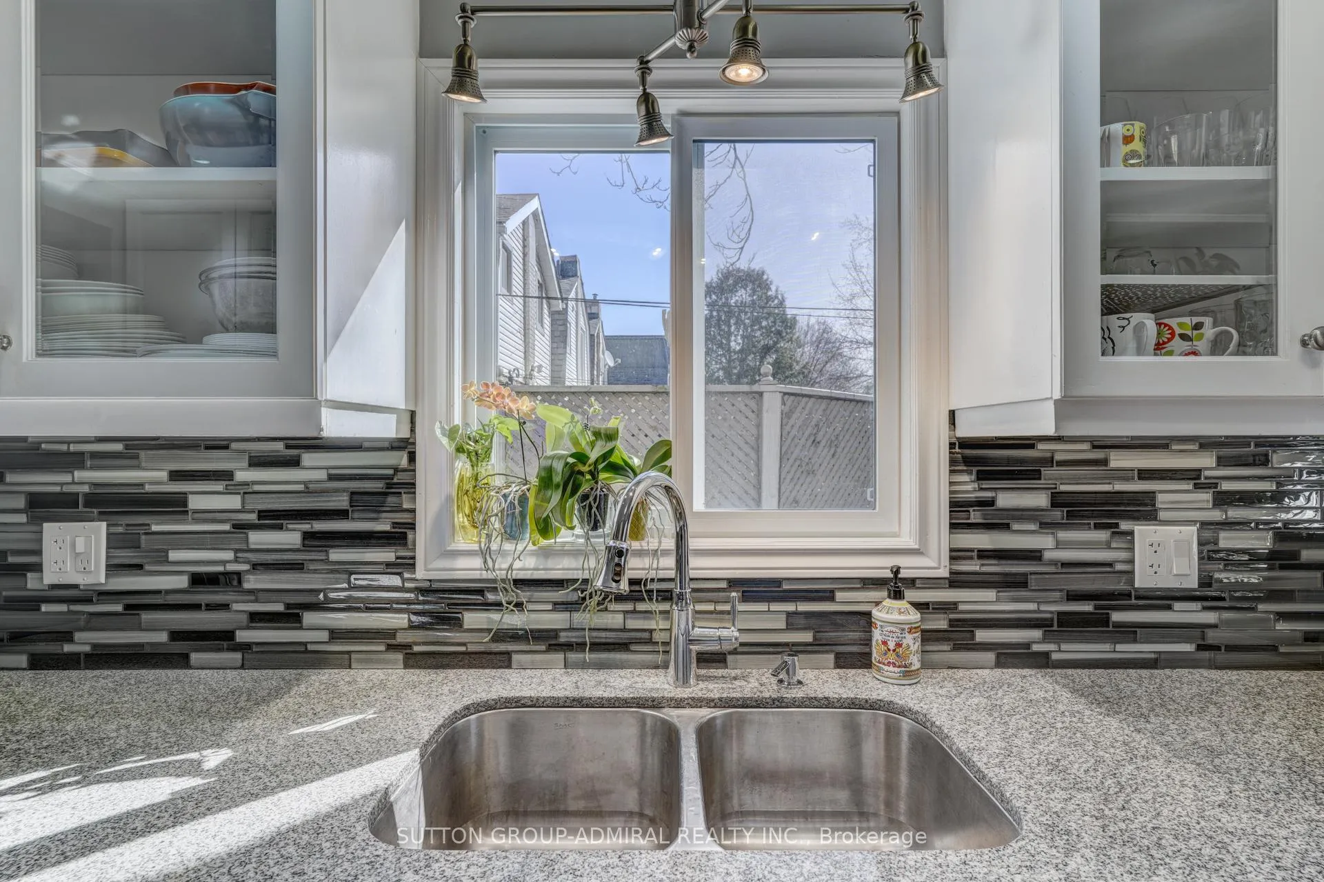 Photo 10 of 805 Sammon Avenue, Toronto, Danforth Village-East York — HOMEH