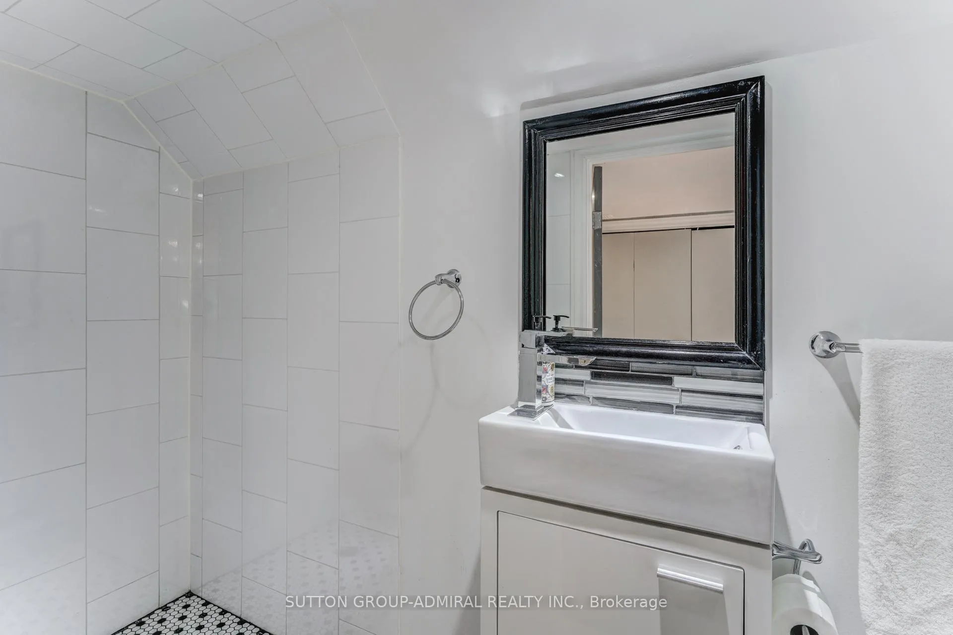 Photo 20 of 805 Sammon Avenue, Toronto, Danforth Village-East York — HOMEH