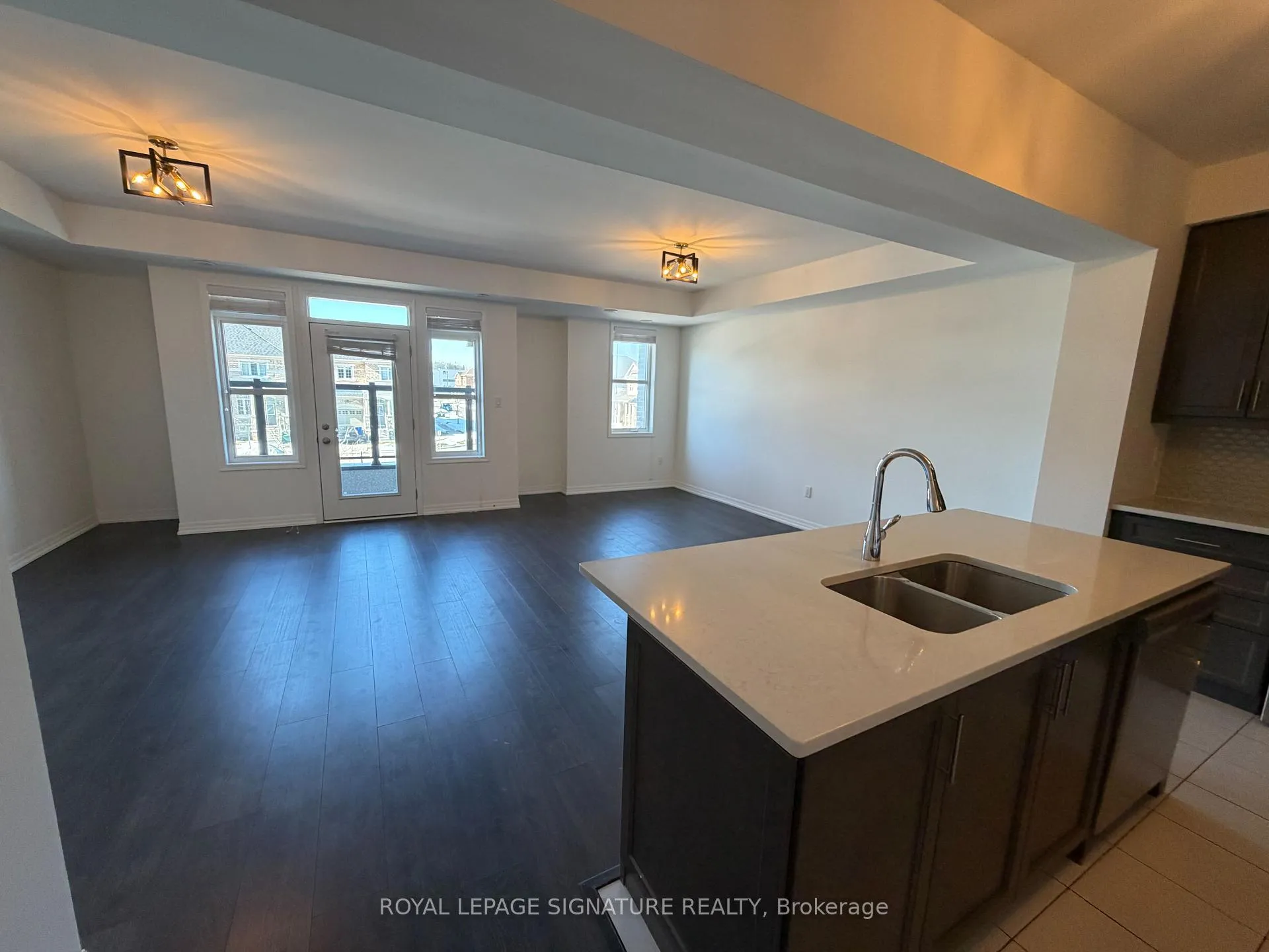 Photo 4 of 112 Burnhamthorpe Road E, Oakville, Glenorchy — HOMEH