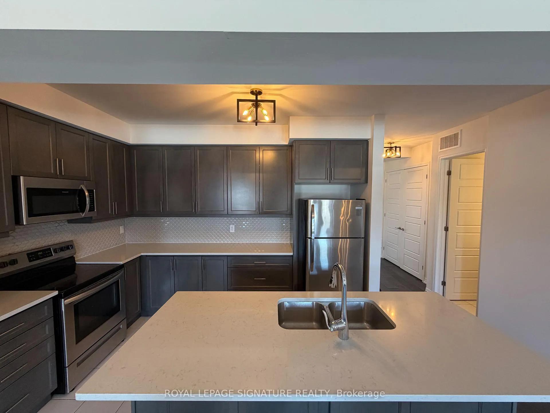 Photo 7 of 112 Burnhamthorpe Road E, Oakville, Glenorchy — HOMEH