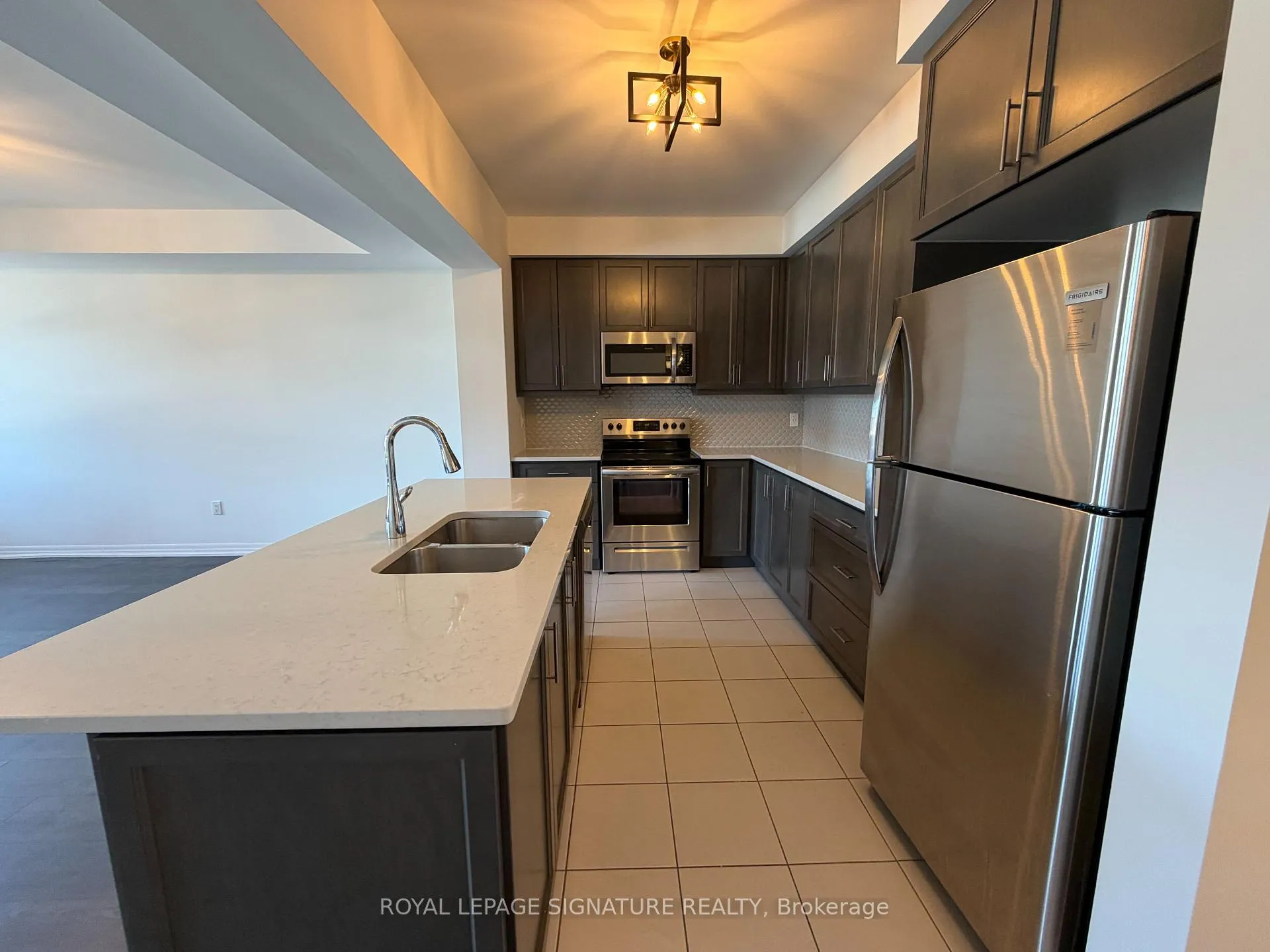 Photo 8 of 112 Burnhamthorpe Road E, Oakville, Glenorchy — HOMEH
