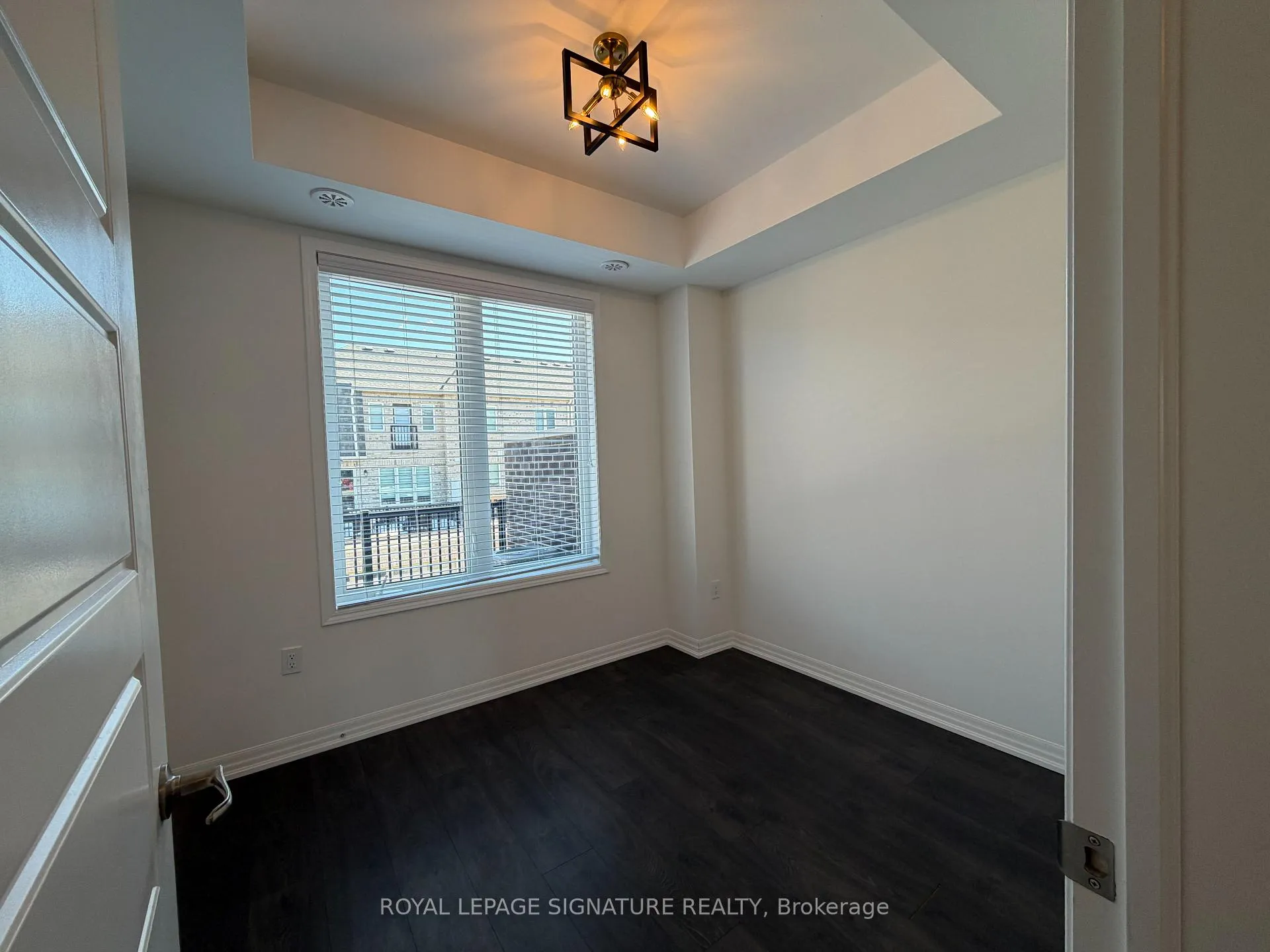 Photo 10 of 112 Burnhamthorpe Road E, Oakville, Glenorchy — HOMEH