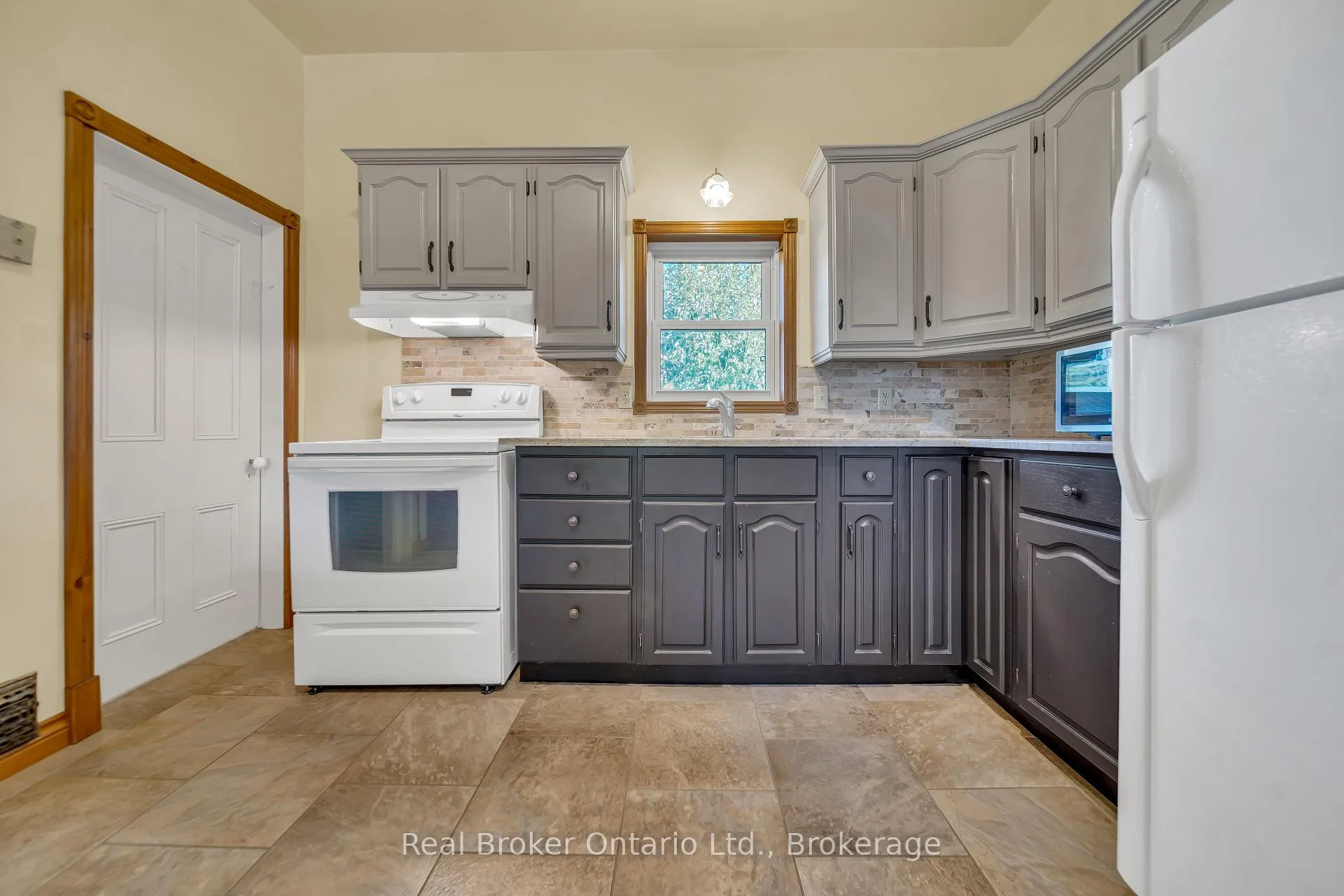 Photo 11 of 690 Wallace Avenue S, North Perth, Listowel — HOMEH