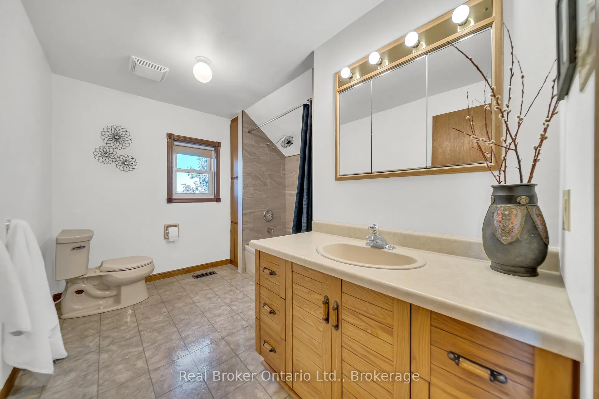 Photo 34 of 690 Wallace Avenue S, North Perth, Listowel — HOMEH