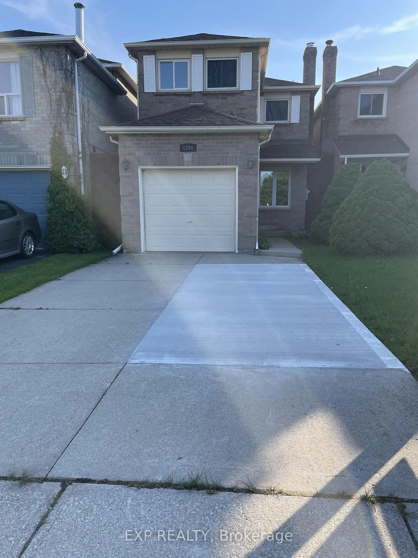 Front of 1296 Valerie Crescent W