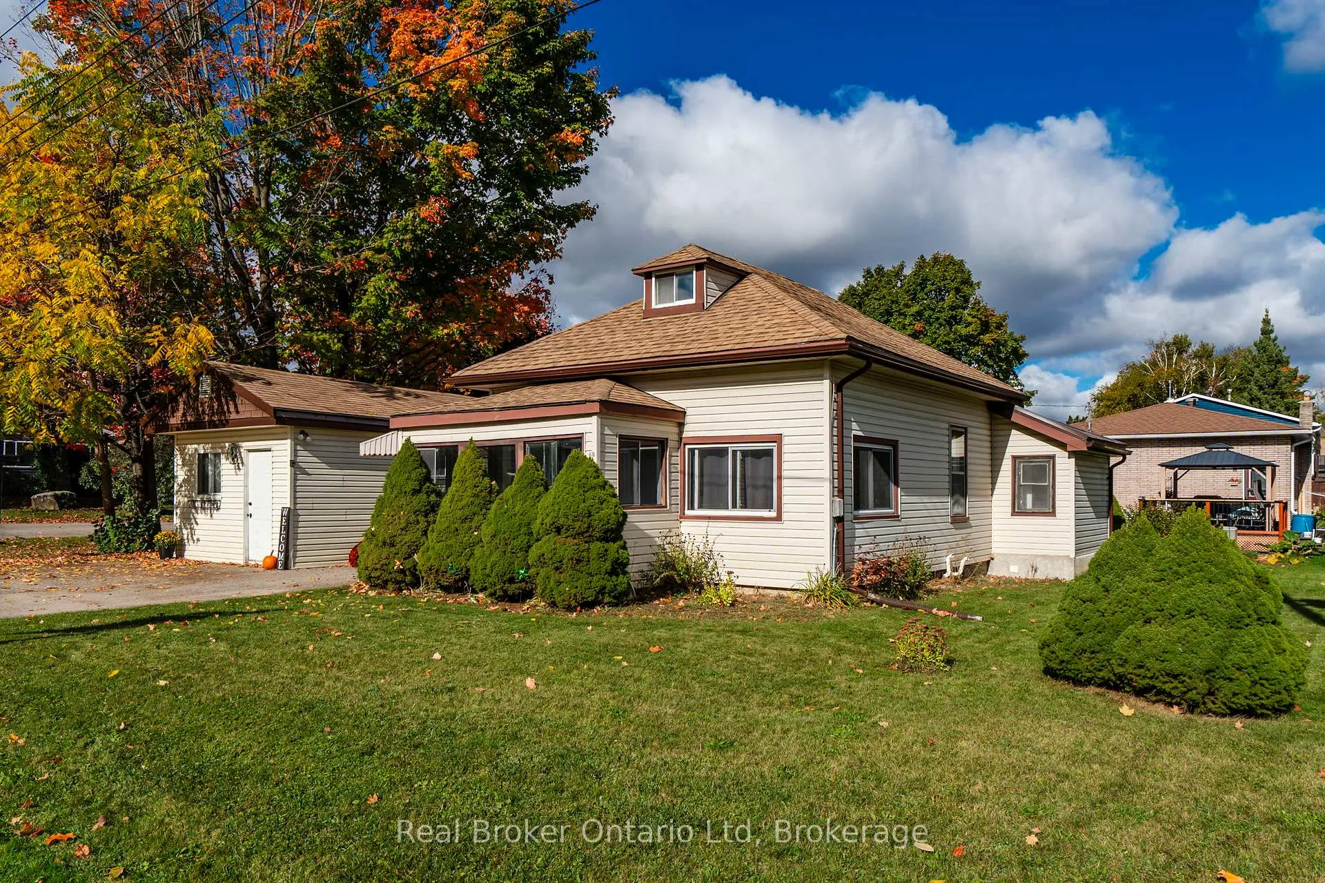 Photo 2 of 808 Quebec Street, Midland — HOMEH