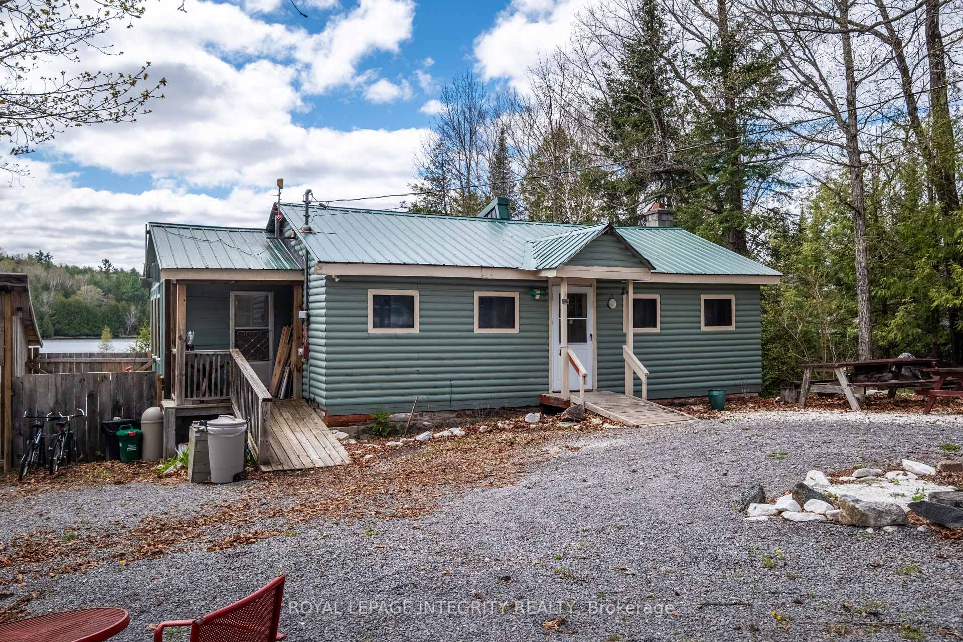 Front of 817 Darling Concession 7 Road