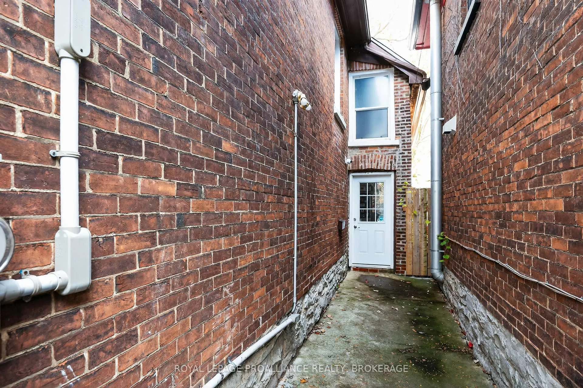 Photo 15 of 407 Bagot Street, Kingston, East of Sir John A. Blvd — HOMEH