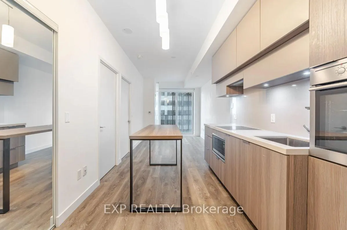 Photo 6 of Unit 703, 8 Eglinton Avenue E, Toronto, Mount Pleasant West — HOMEH