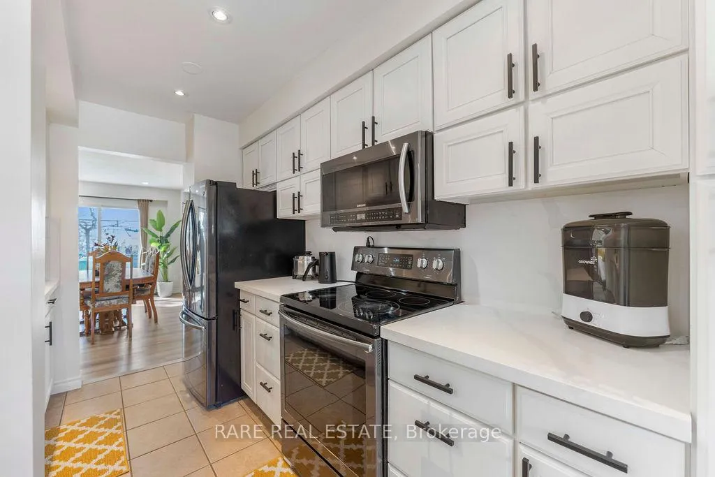 Photo 3 of 45 Fanshawe Drive, Brampton, Heart Lake West — HOMEH