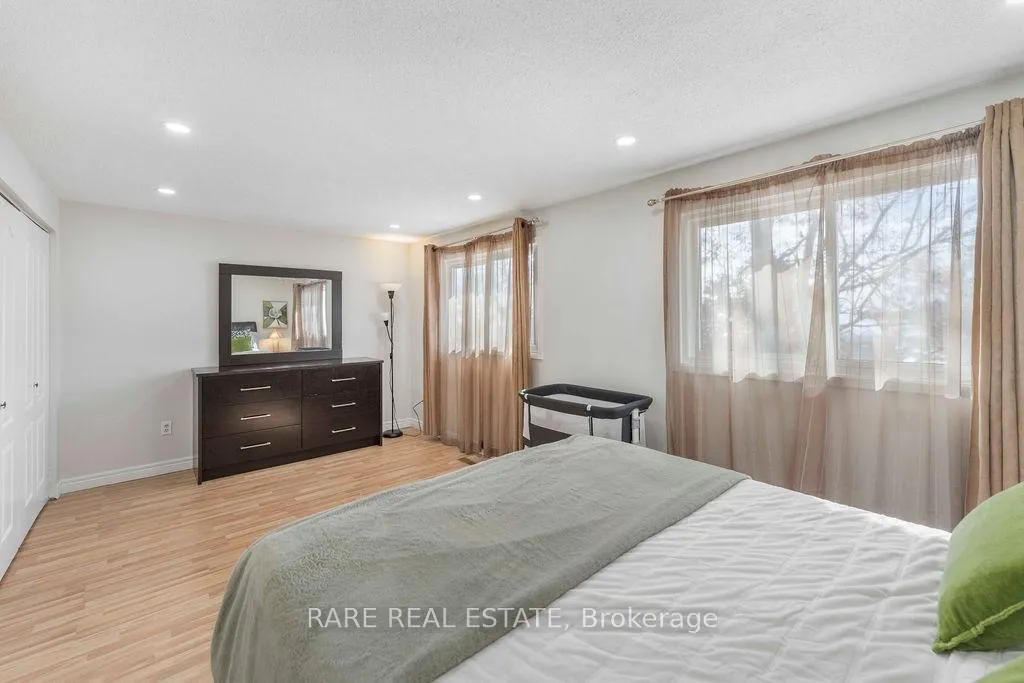Photo 8 of 45 Fanshawe Drive, Brampton, Heart Lake West — HOMEH