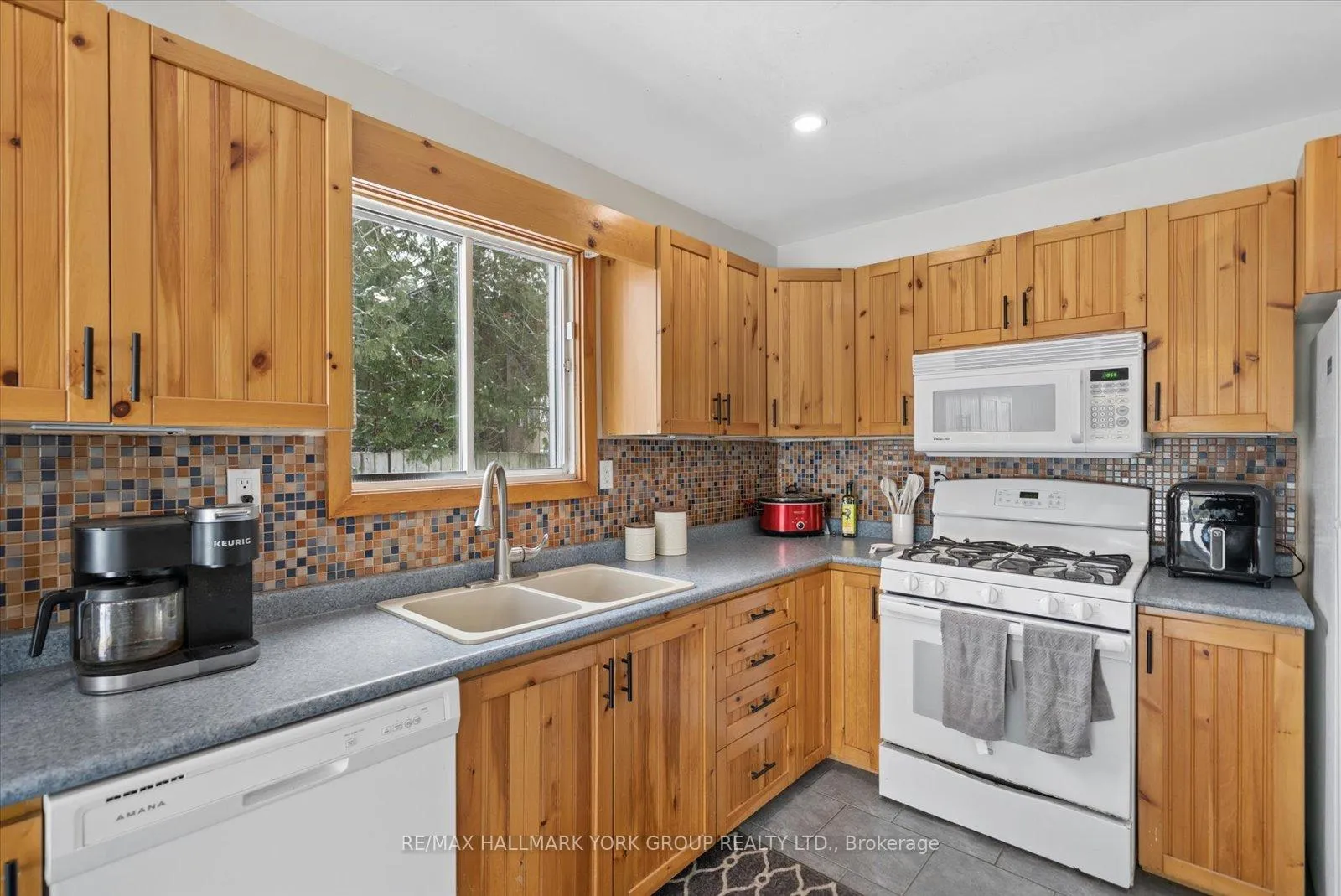 Photo 14 of 57 Halmar Park Road, Georgina, Pefferlaw — HOMEH