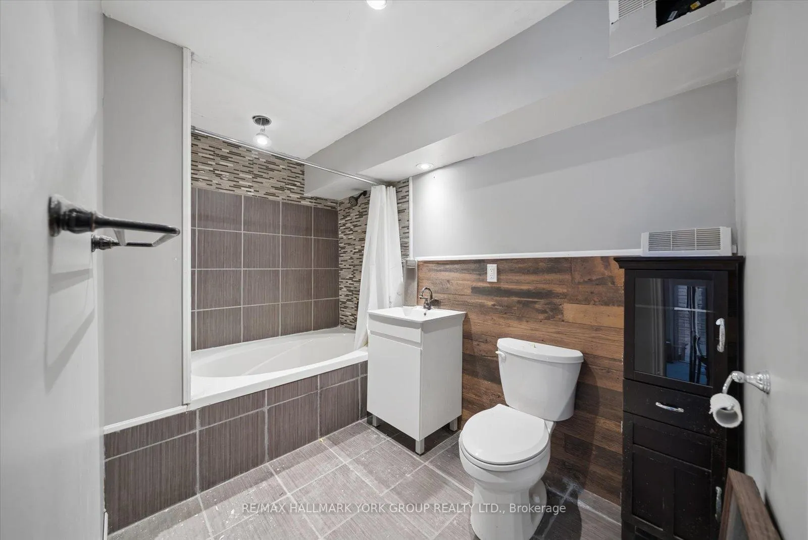 Photo 27 of 57 Halmar Park Road, Georgina, Pefferlaw — HOMEH