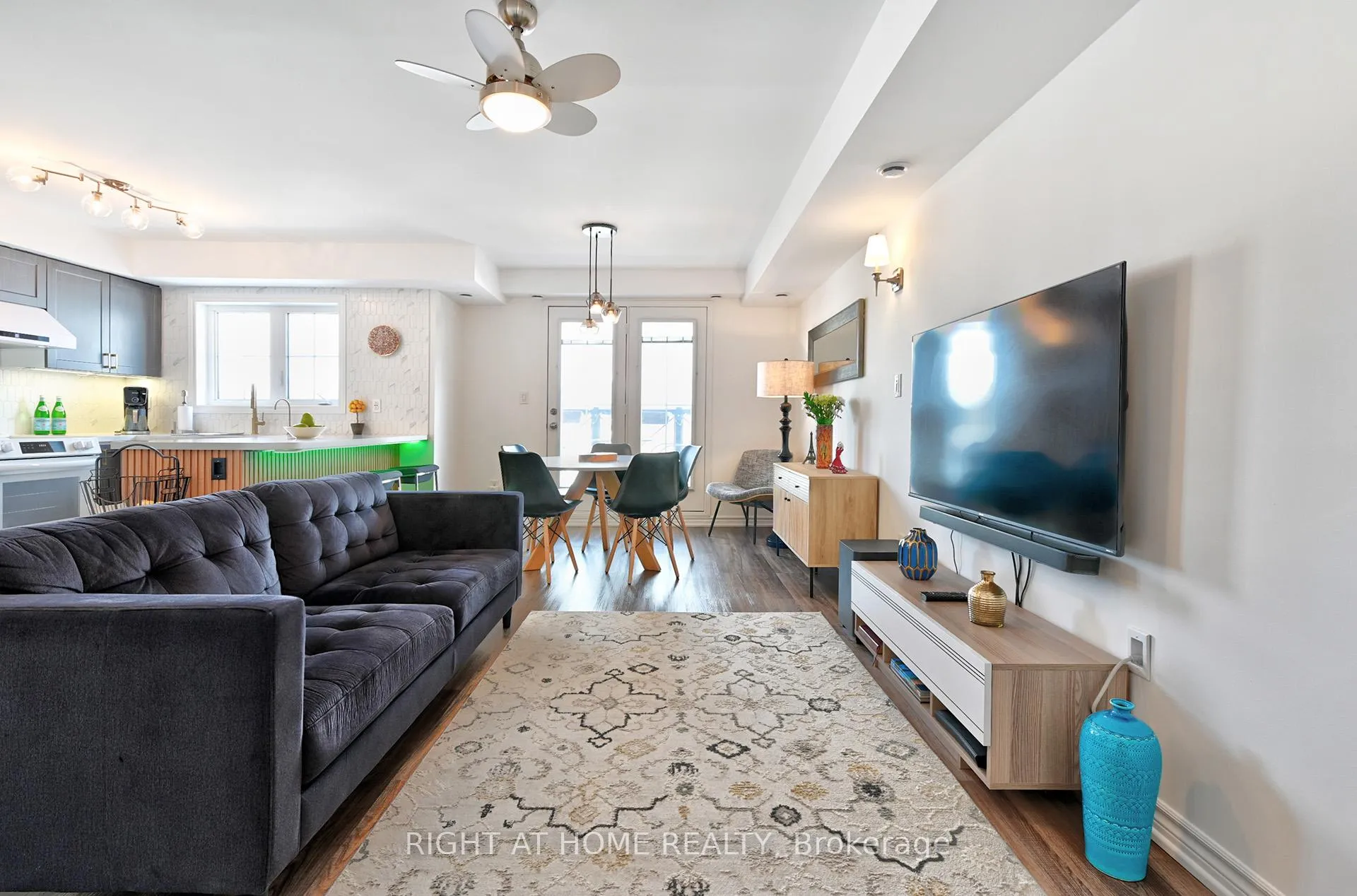 Photo 3 of Unit 14, 2450 Post Road, Oakville, River Oaks — HOMEH