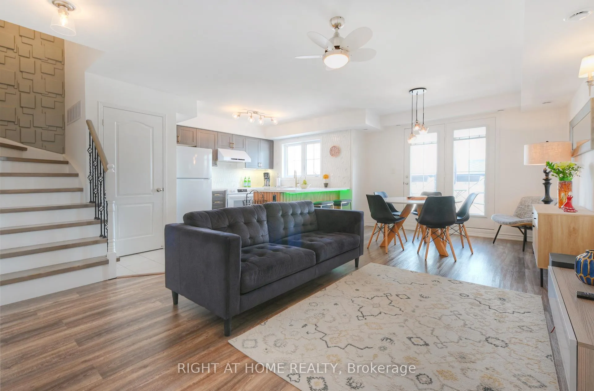 Photo 4 of Unit 14, 2450 Post Road, Oakville, River Oaks — HOMEH