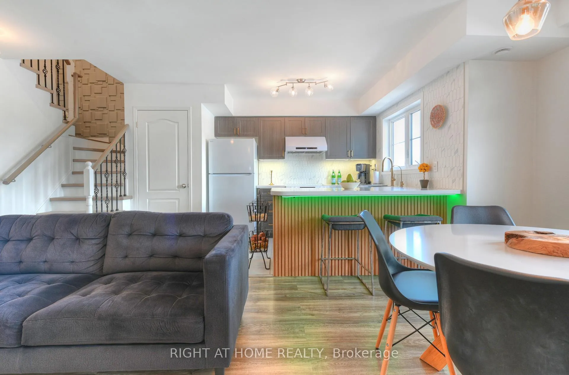 Photo 6 of Unit 14, 2450 Post Road, Oakville, River Oaks — HOMEH