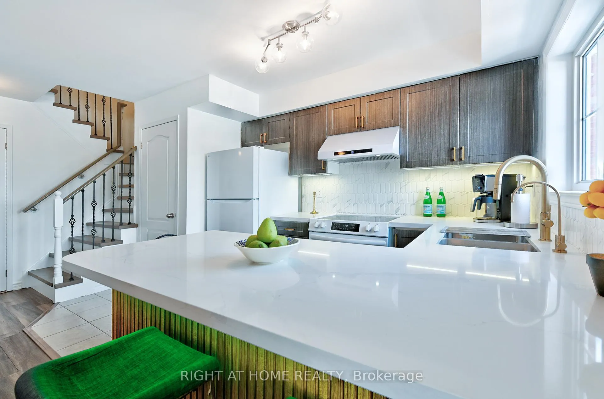 Photo 10 of Unit 14, 2450 Post Road, Oakville, River Oaks — HOMEH