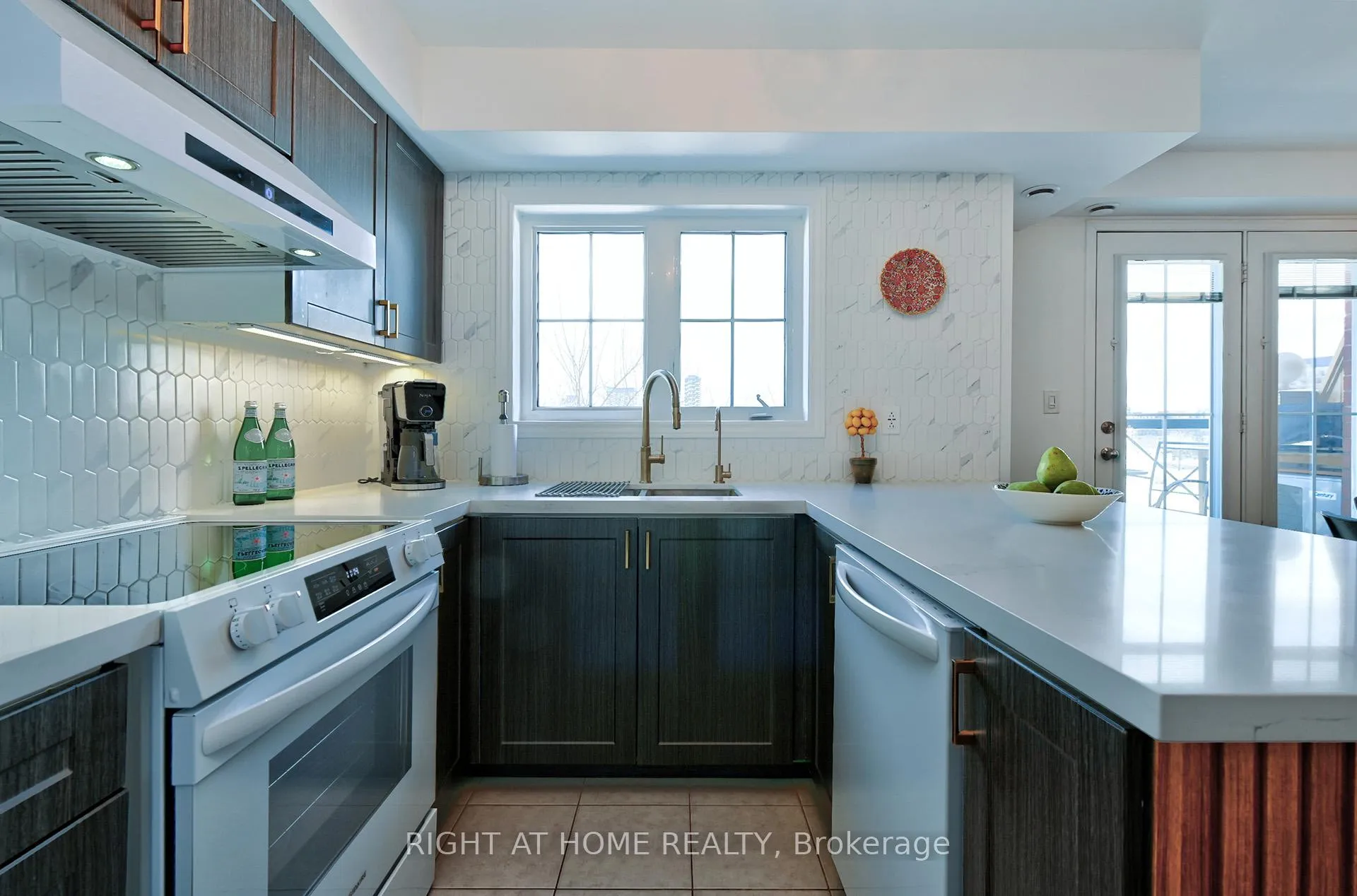 Photo 11 of Unit 14, 2450 Post Road, Oakville, River Oaks — HOMEH