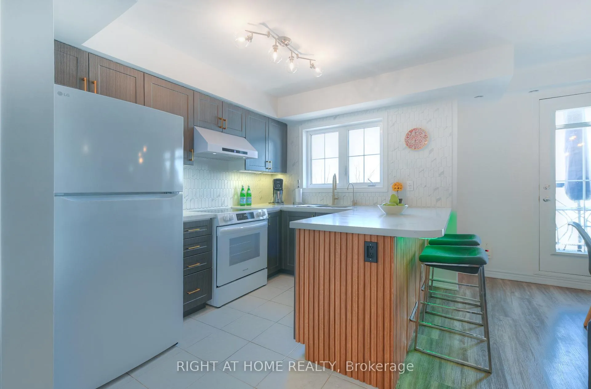 Photo 12 of Unit 14, 2450 Post Road, Oakville, River Oaks — HOMEH