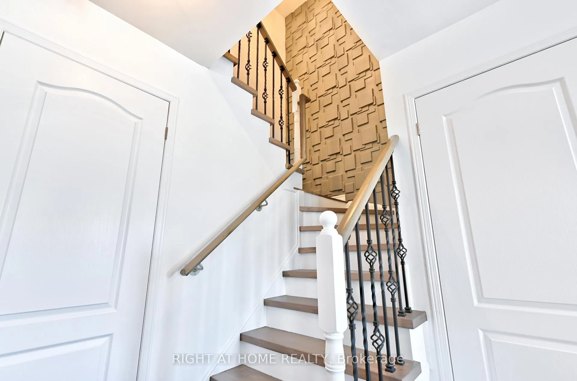Photo 16 of Unit 14, 2450 Post Road, Oakville, River Oaks — HOMEH