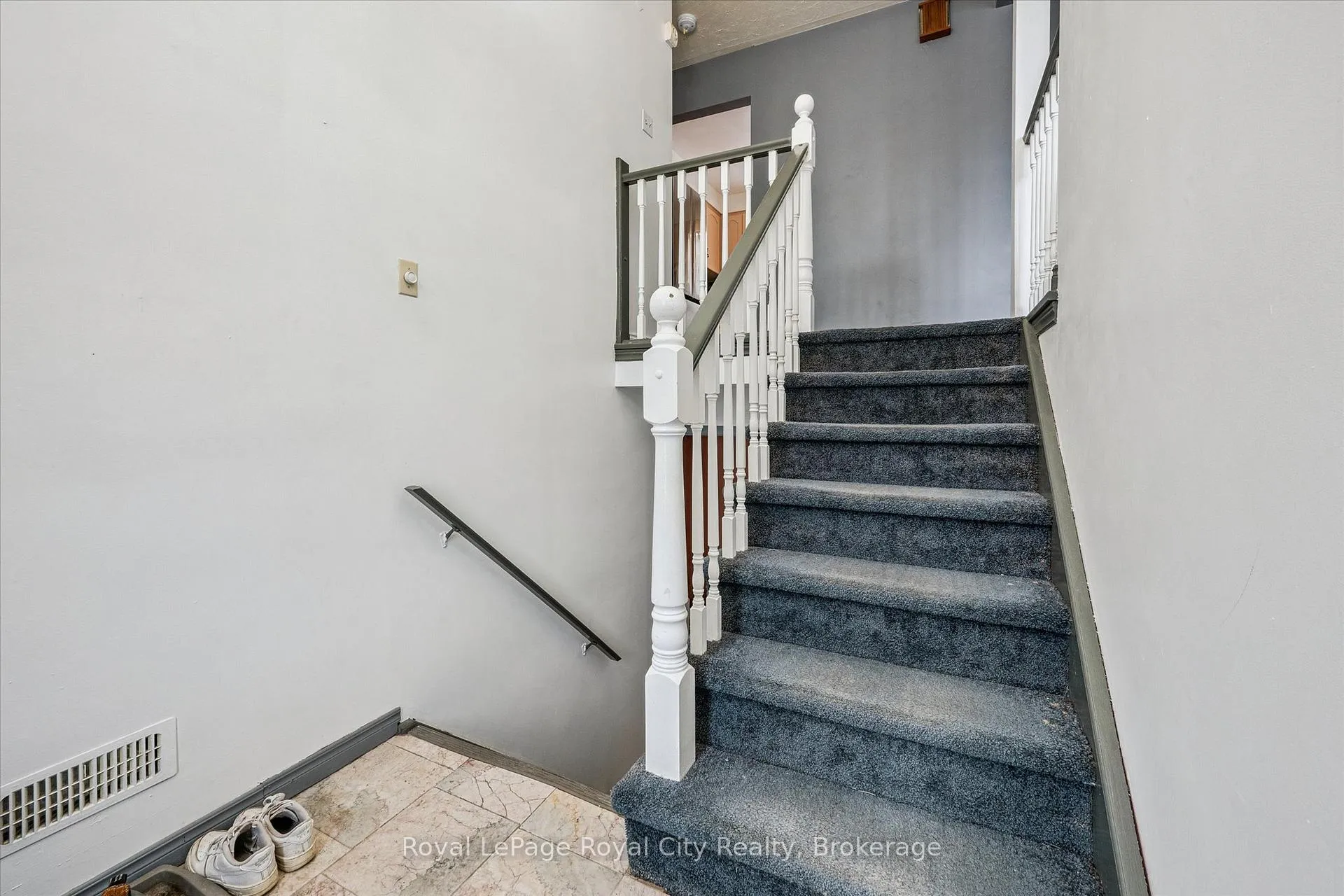 Photo 2 of 668 Edinburgh Road S, Guelph, Kortright West — HOMEH
