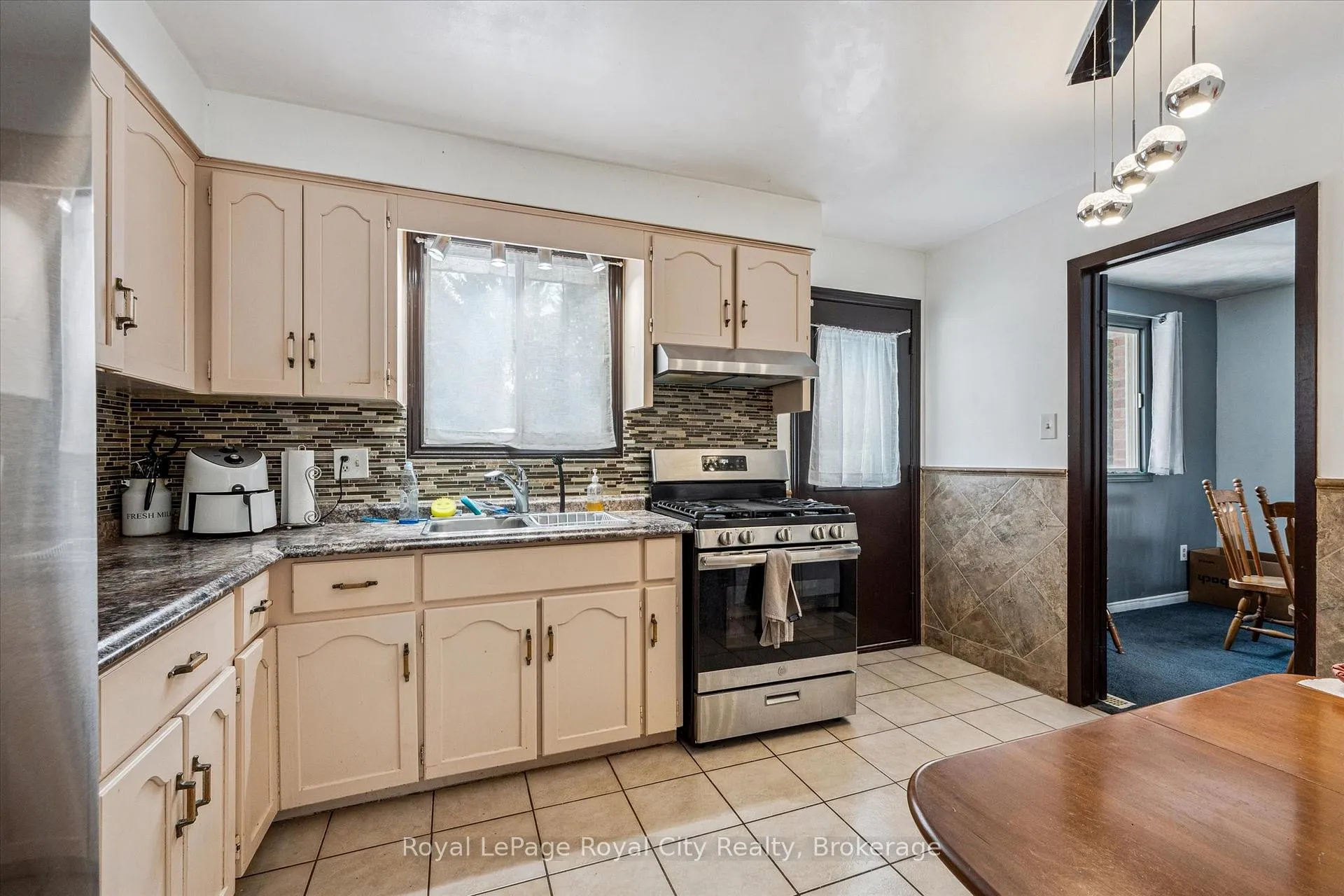 Photo 8 of 668 Edinburgh Road S, Guelph, Kortright West — HOMEH