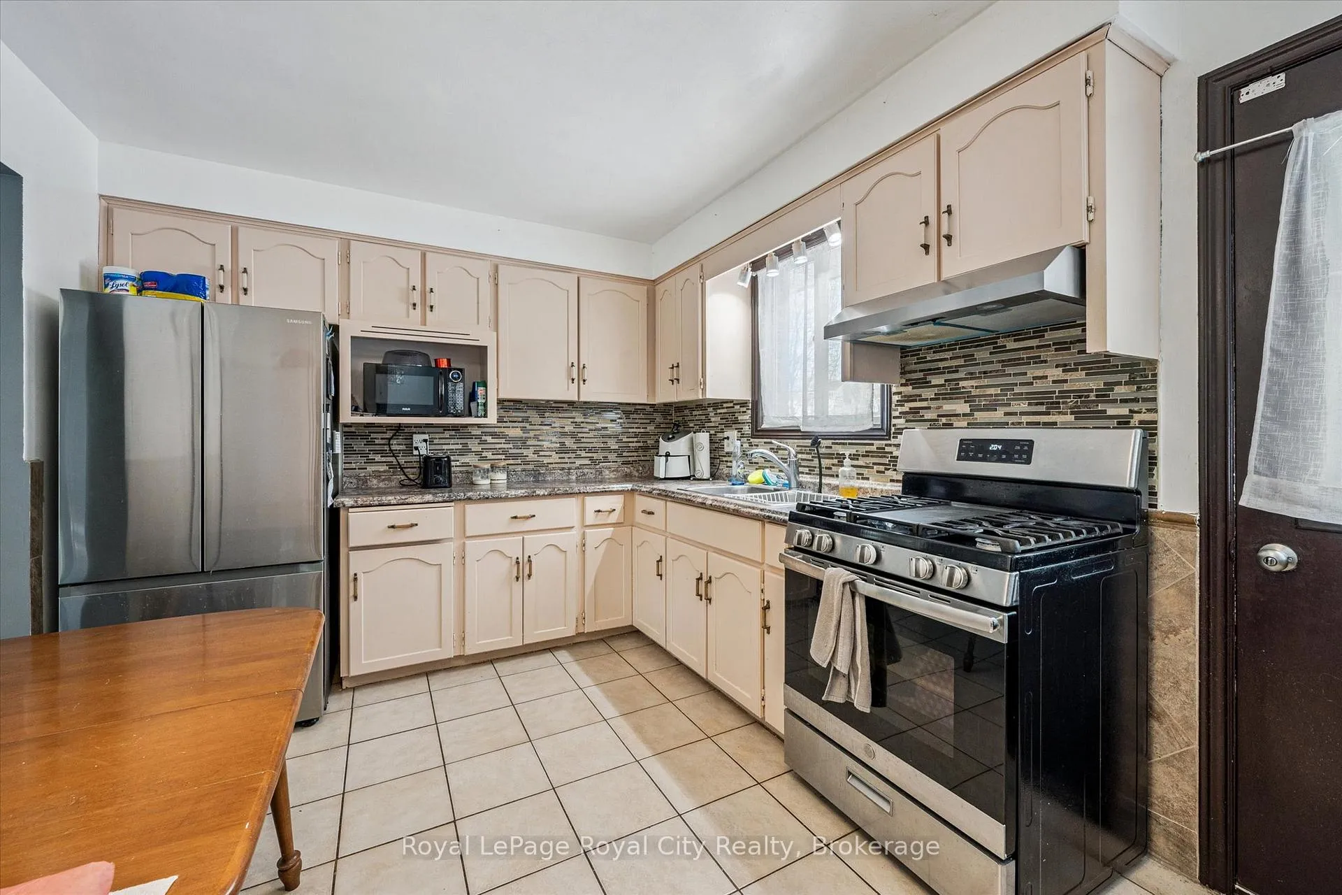 Photo 9 of 668 Edinburgh Road S, Guelph, Kortright West — HOMEH