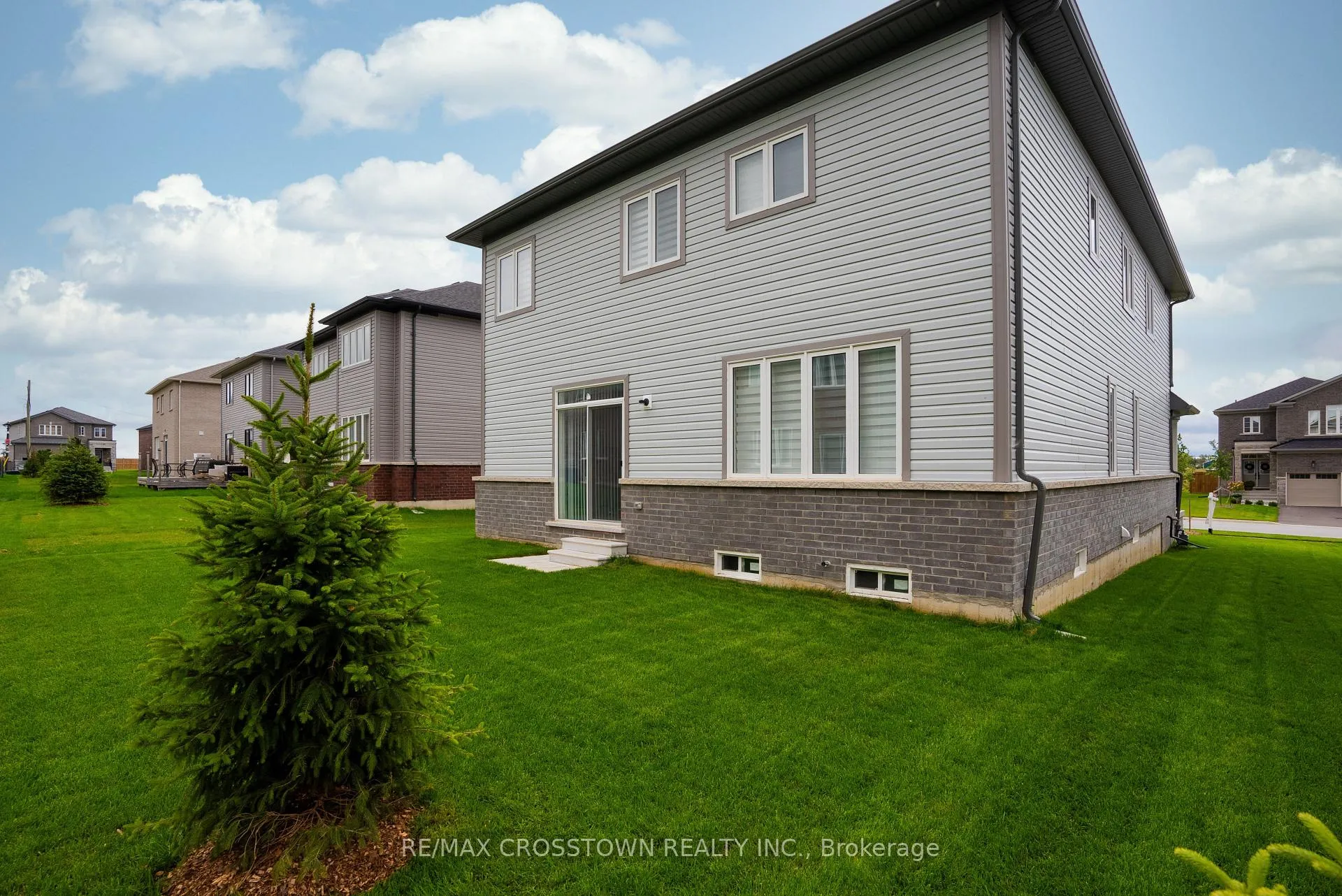 Photo 2 of 11 Middleton Drive, Wasaga Beach — HOMEH