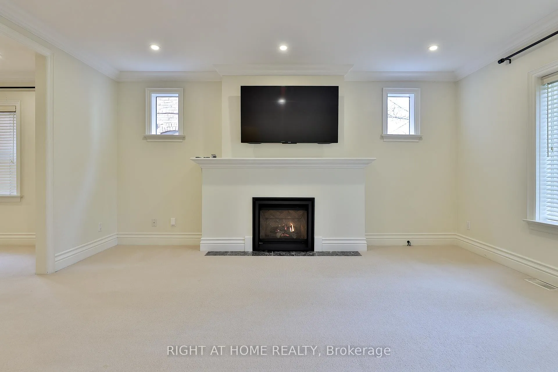 Photo 2 of Unit Main, 119 Chaplin Crescent, Toronto, Yonge-Eglinton — HOMEH