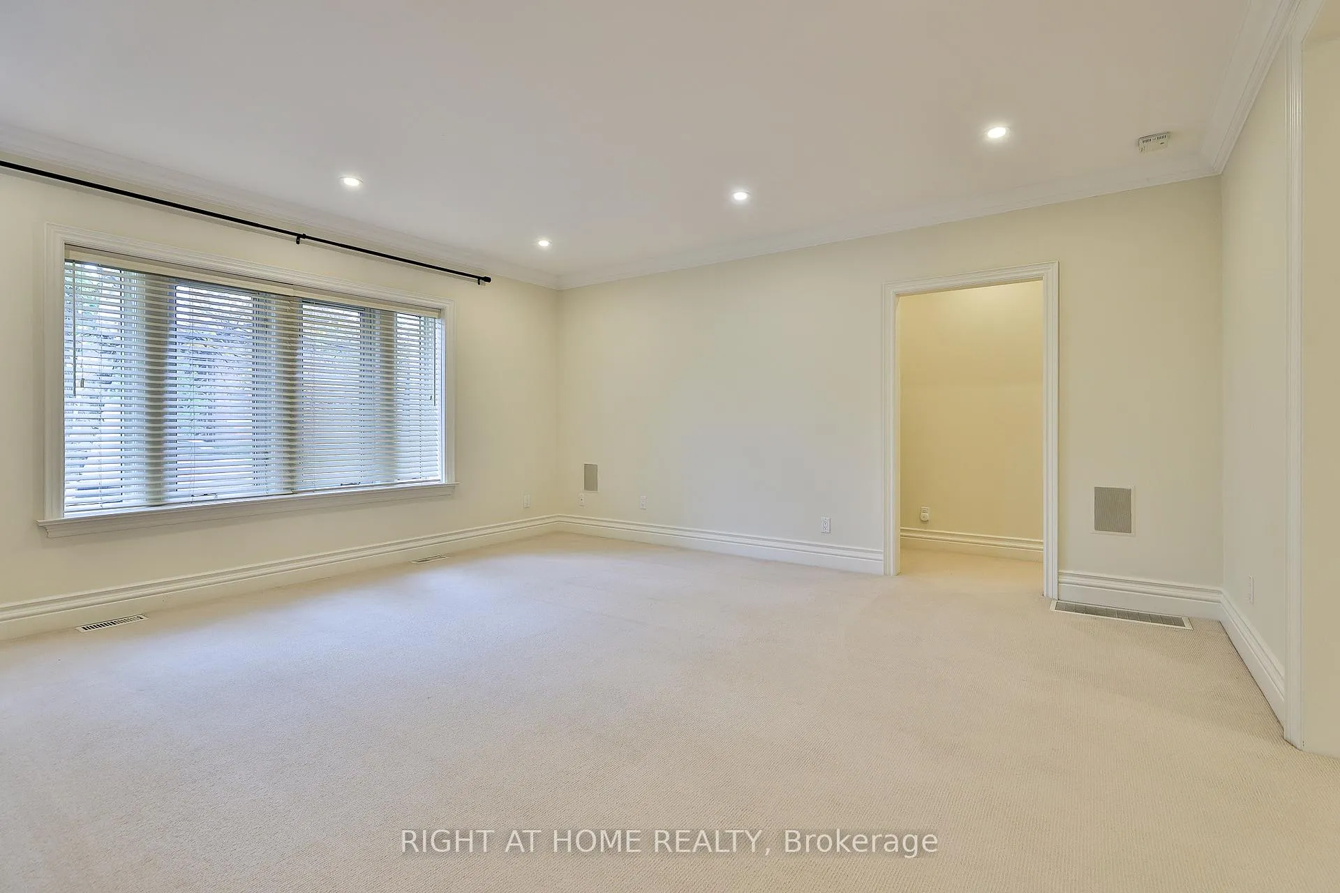 Photo 3 of Unit Main, 119 Chaplin Crescent, Toronto, Yonge-Eglinton — HOMEH