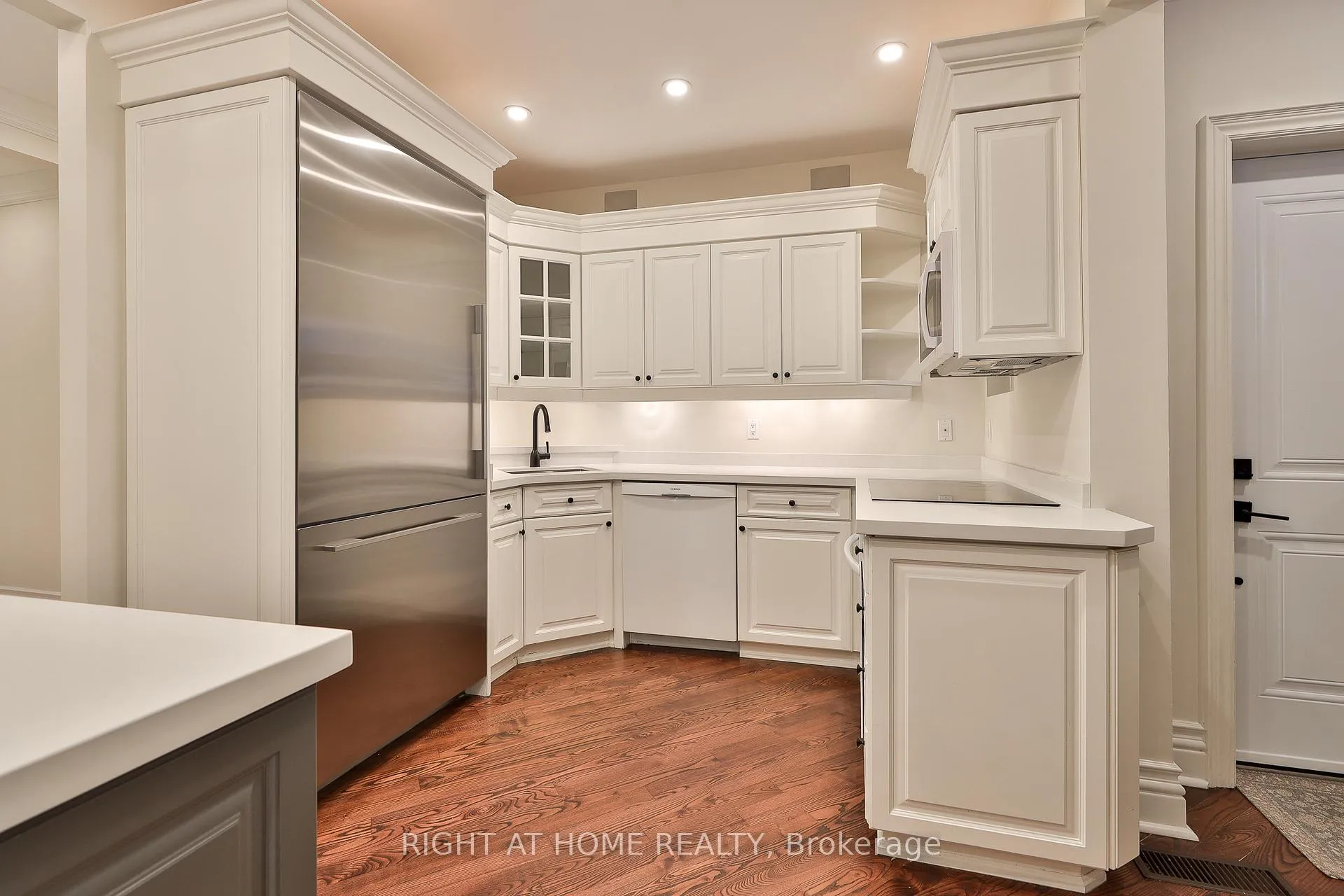 Photo 6 of Unit Main, 119 Chaplin Crescent, Toronto, Yonge-Eglinton — HOMEH