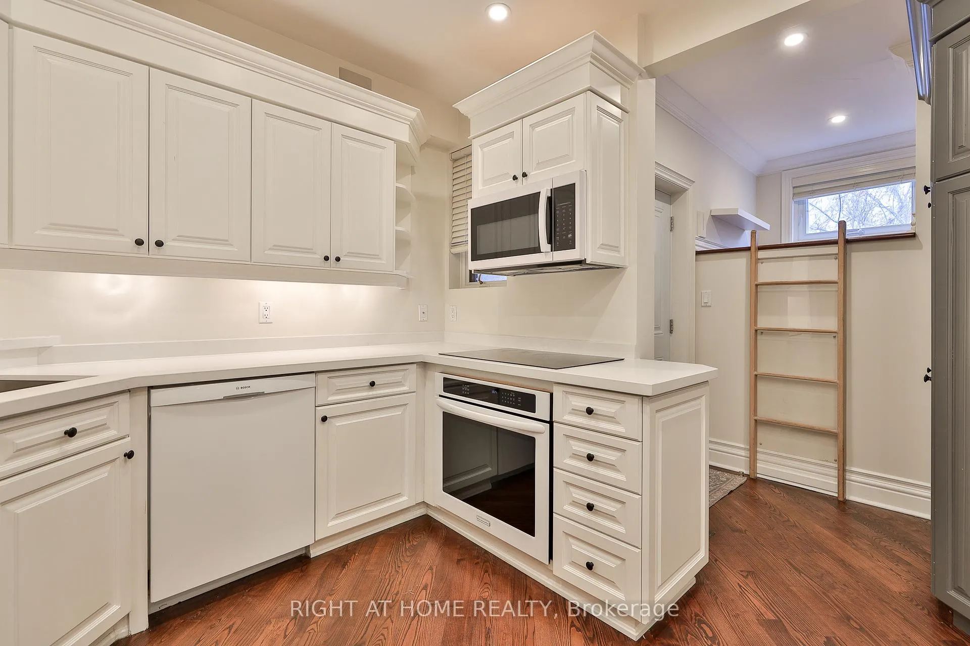 Photo 7 of Unit Main, 119 Chaplin Crescent, Toronto, Yonge-Eglinton — HOMEH