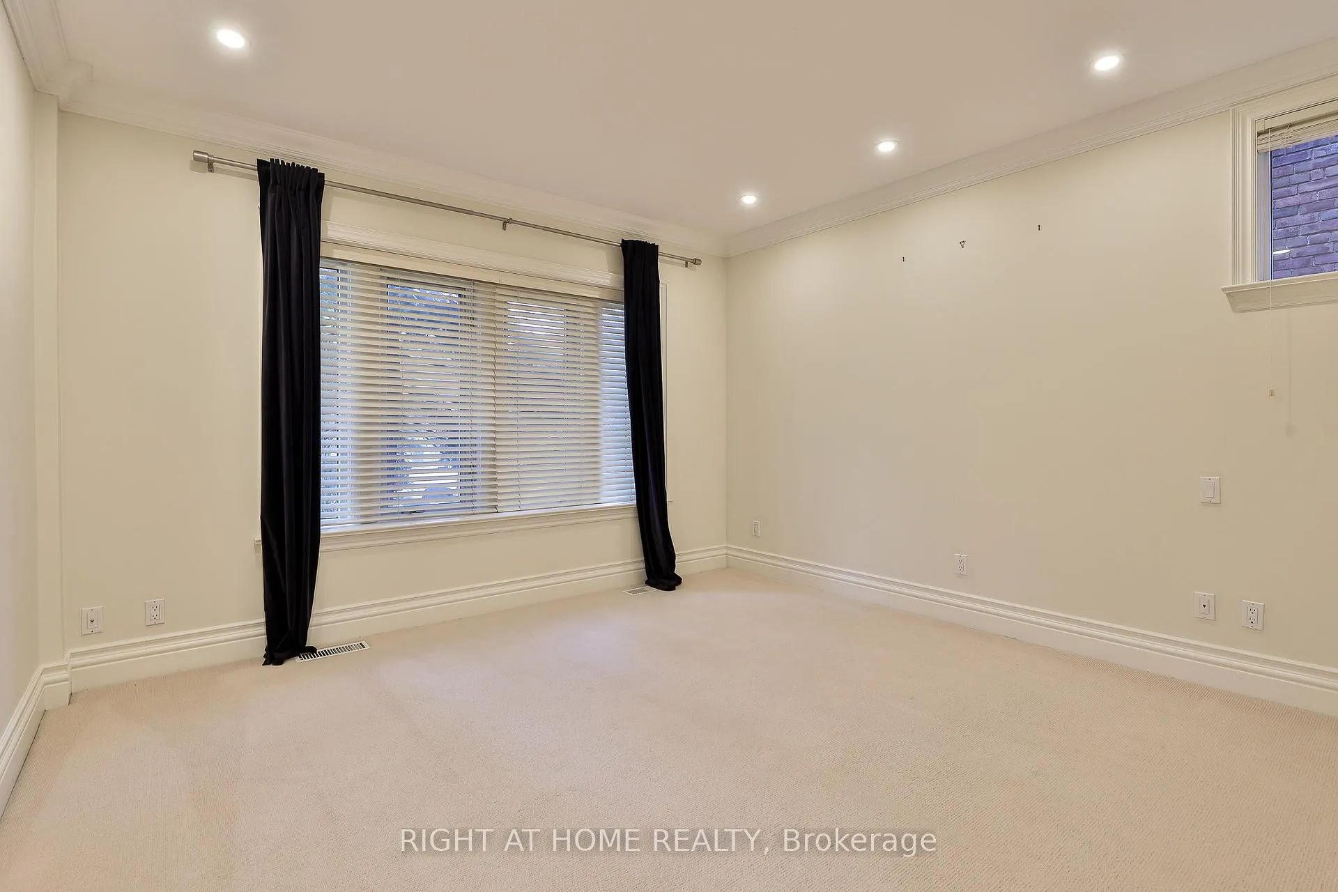 Photo 10 of Unit Main, 119 Chaplin Crescent, Toronto, Yonge-Eglinton — HOMEH