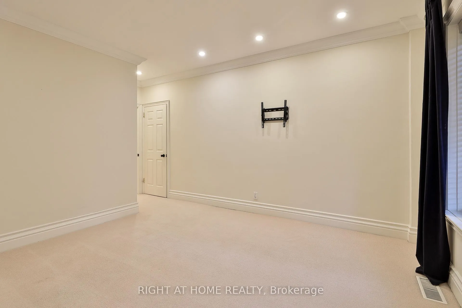 Photo 11 of Unit Main, 119 Chaplin Crescent, Toronto, Yonge-Eglinton — HOMEH