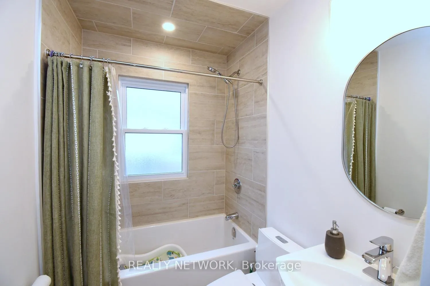 Photo 18 of 60 Maclennan Avenue, Hamilton, Burkholme — HOMEH