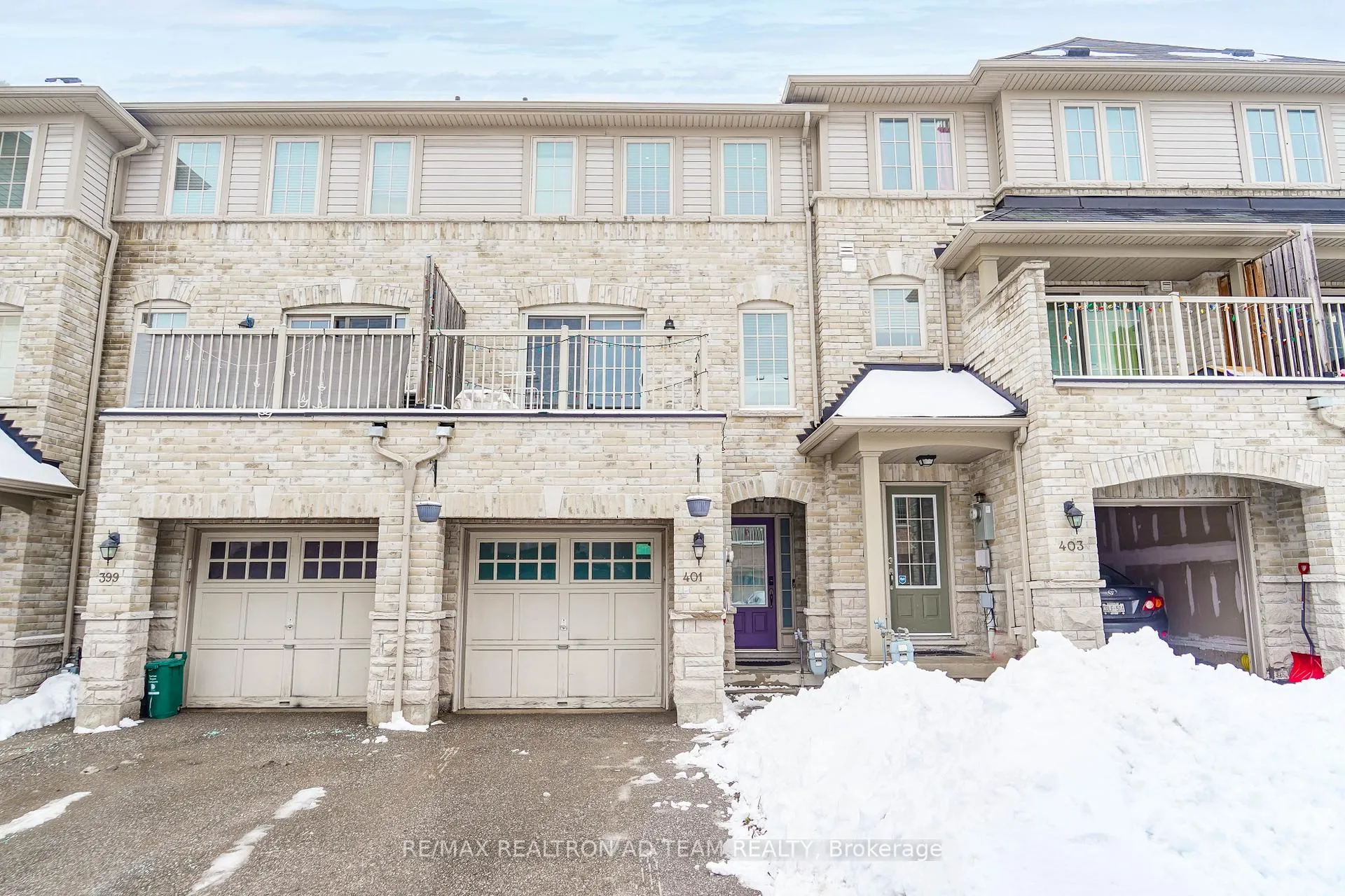 Front of 401 Rossland Road E
