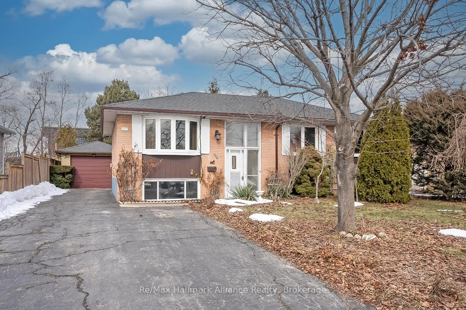 Photo 2 of 543 Pinegrove Road, Oakville, West — HOMEH