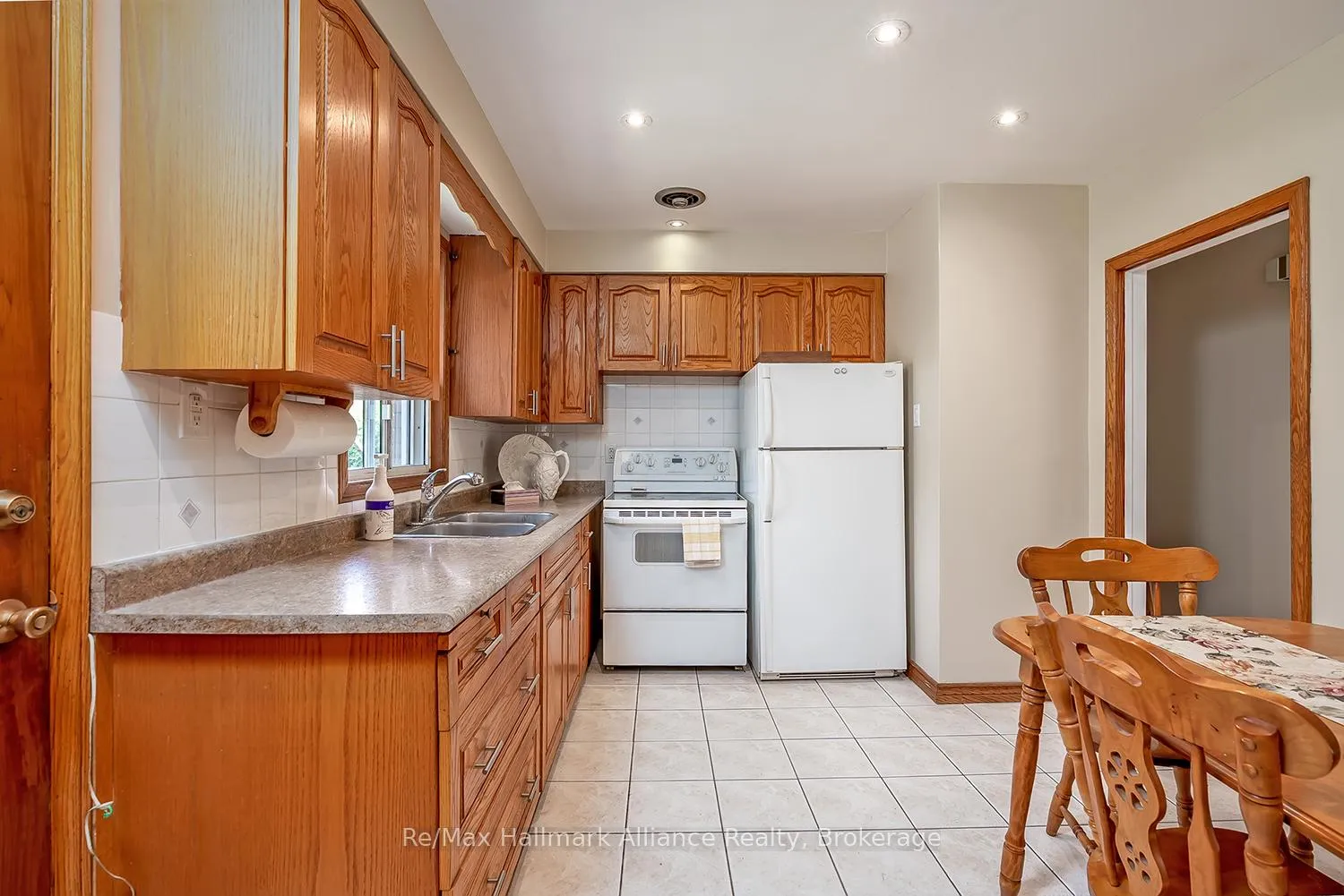 Photo 12 of 543 Pinegrove Road, Oakville, West — HOMEH