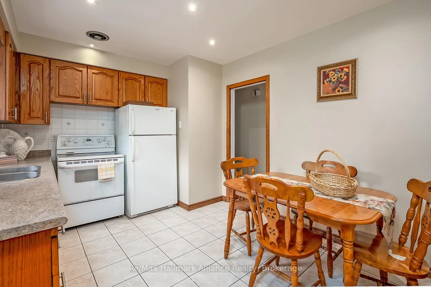 Photo 13 of 543 Pinegrove Road, Oakville, West — HOMEH