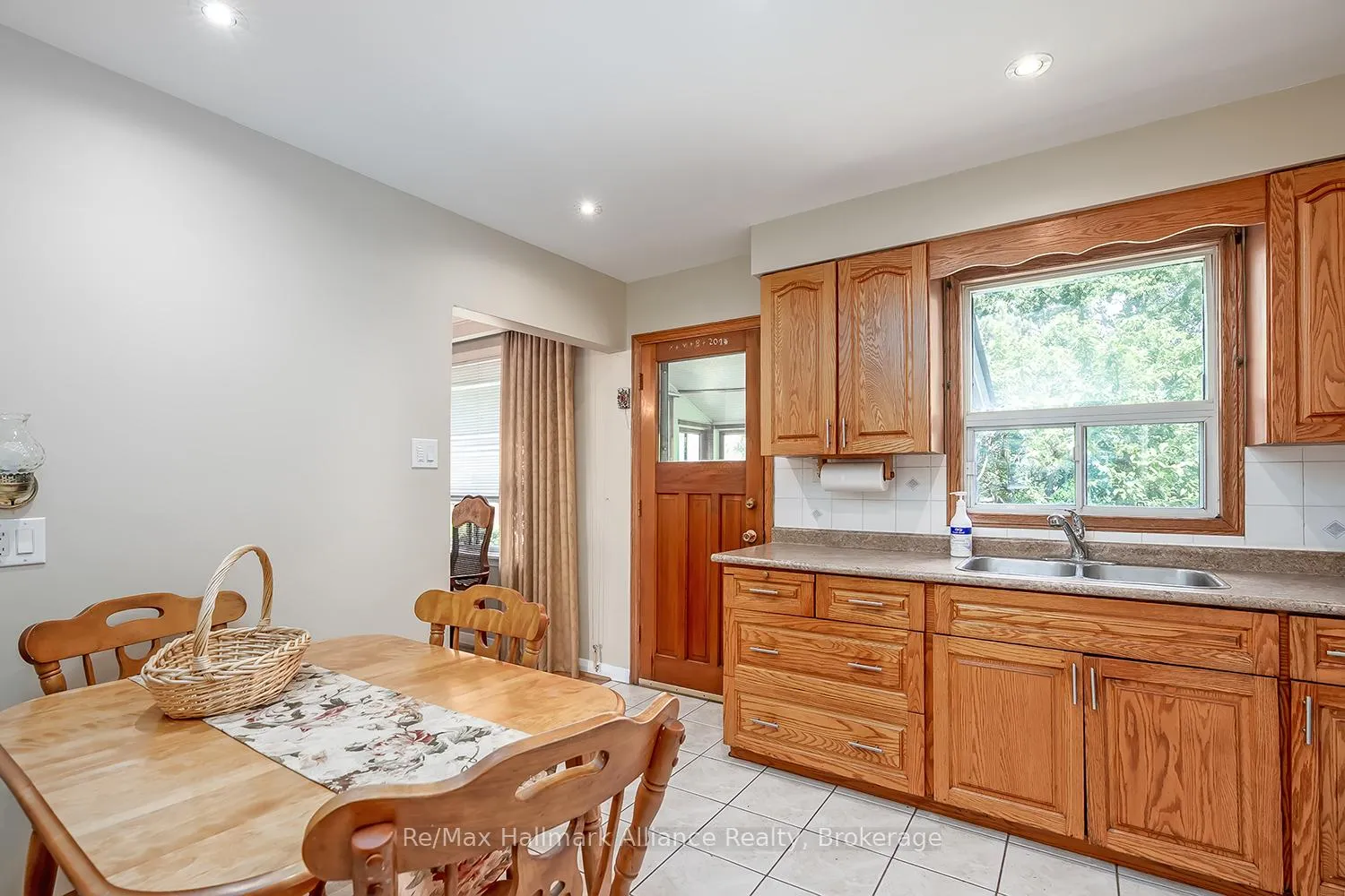 Photo 15 of 543 Pinegrove Road, Oakville, West — HOMEH