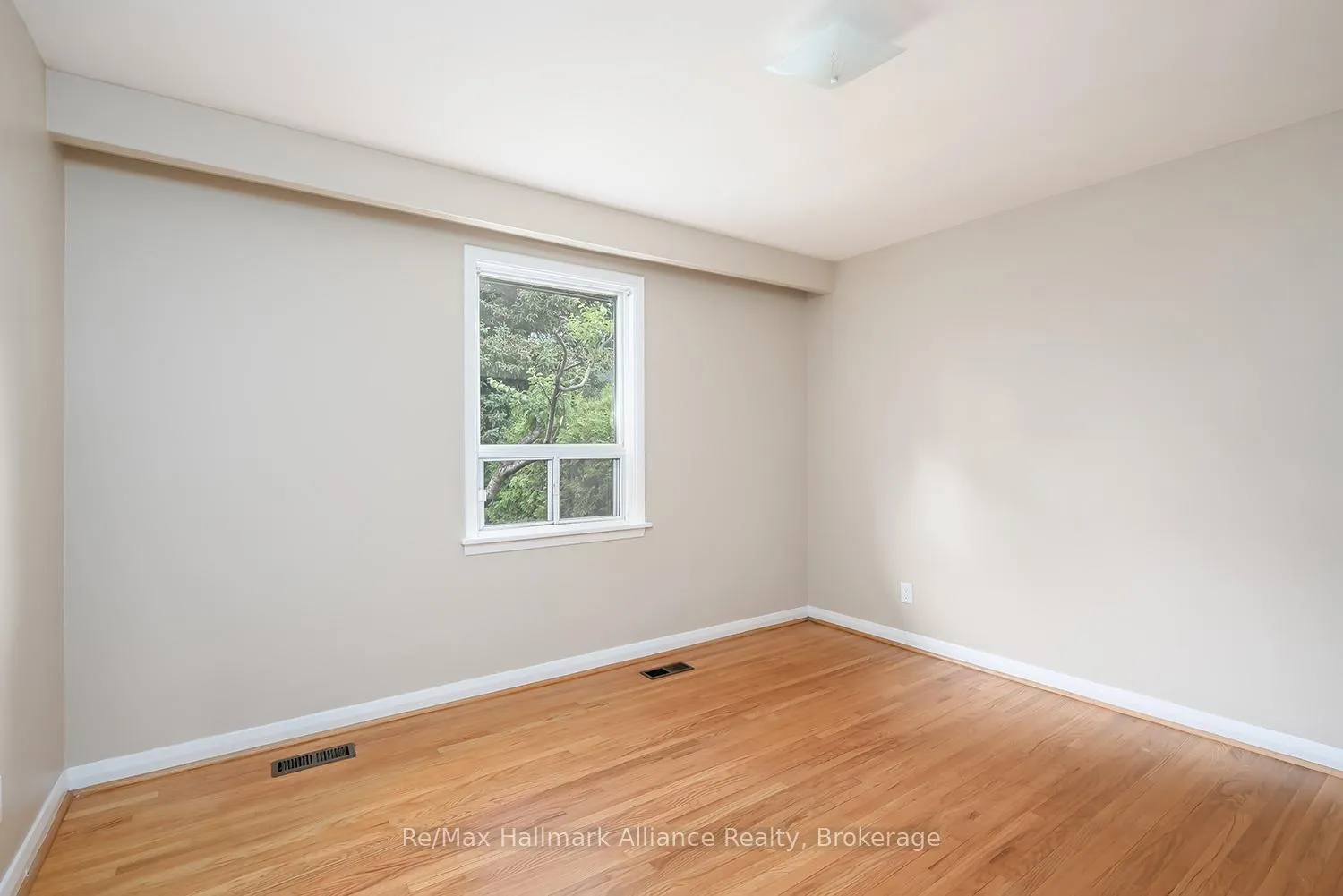 Photo 17 of 543 Pinegrove Road, Oakville, West — HOMEH