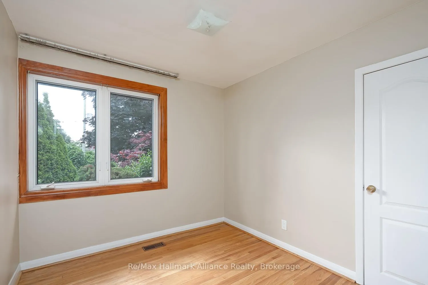 Photo 19 of 543 Pinegrove Road, Oakville, West — HOMEH