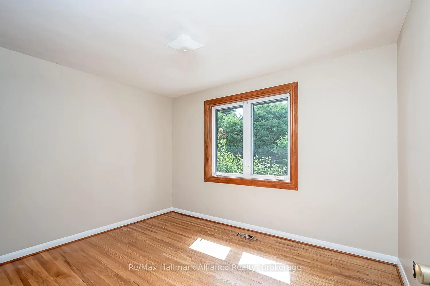 Photo 21 of 543 Pinegrove Road, Oakville, West — HOMEH