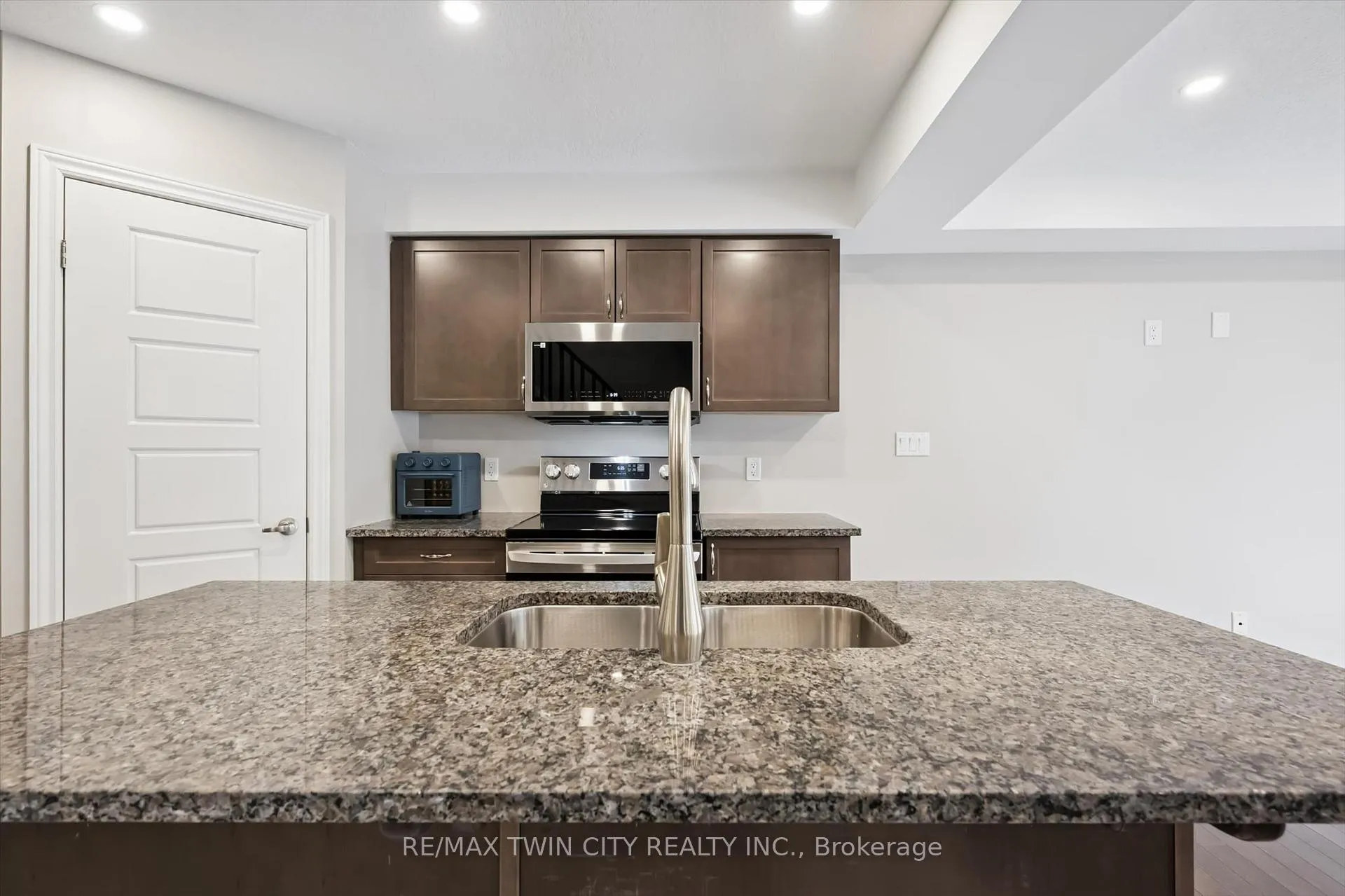 Photo 8 of 108 Hawkins Drive, Guelph, Pineridge/Westminster Woods — HOMEH