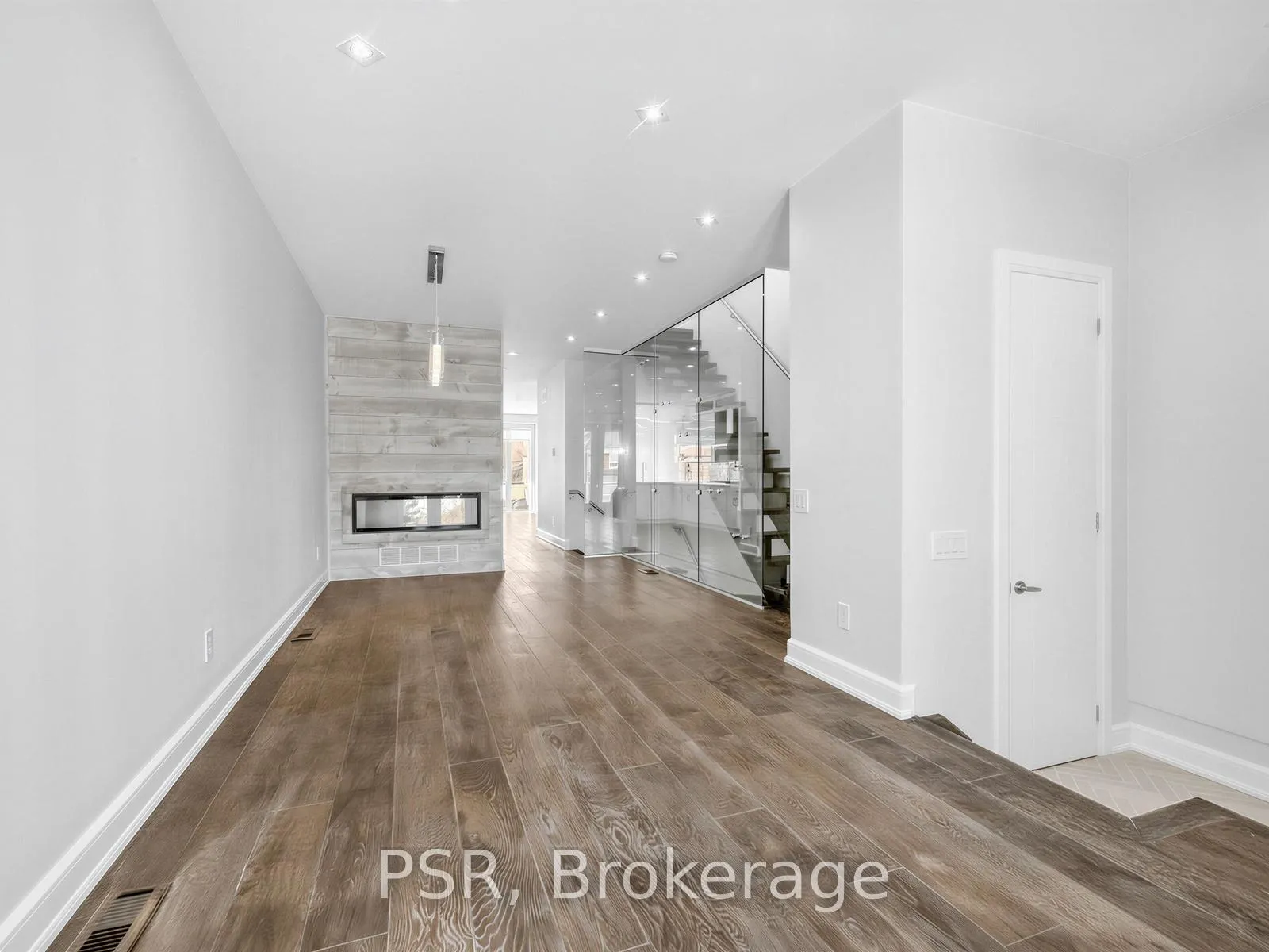 Photo 3 of 520 McRoberts Avenue, Toronto, Caledonia-Fairbank — HOMEH