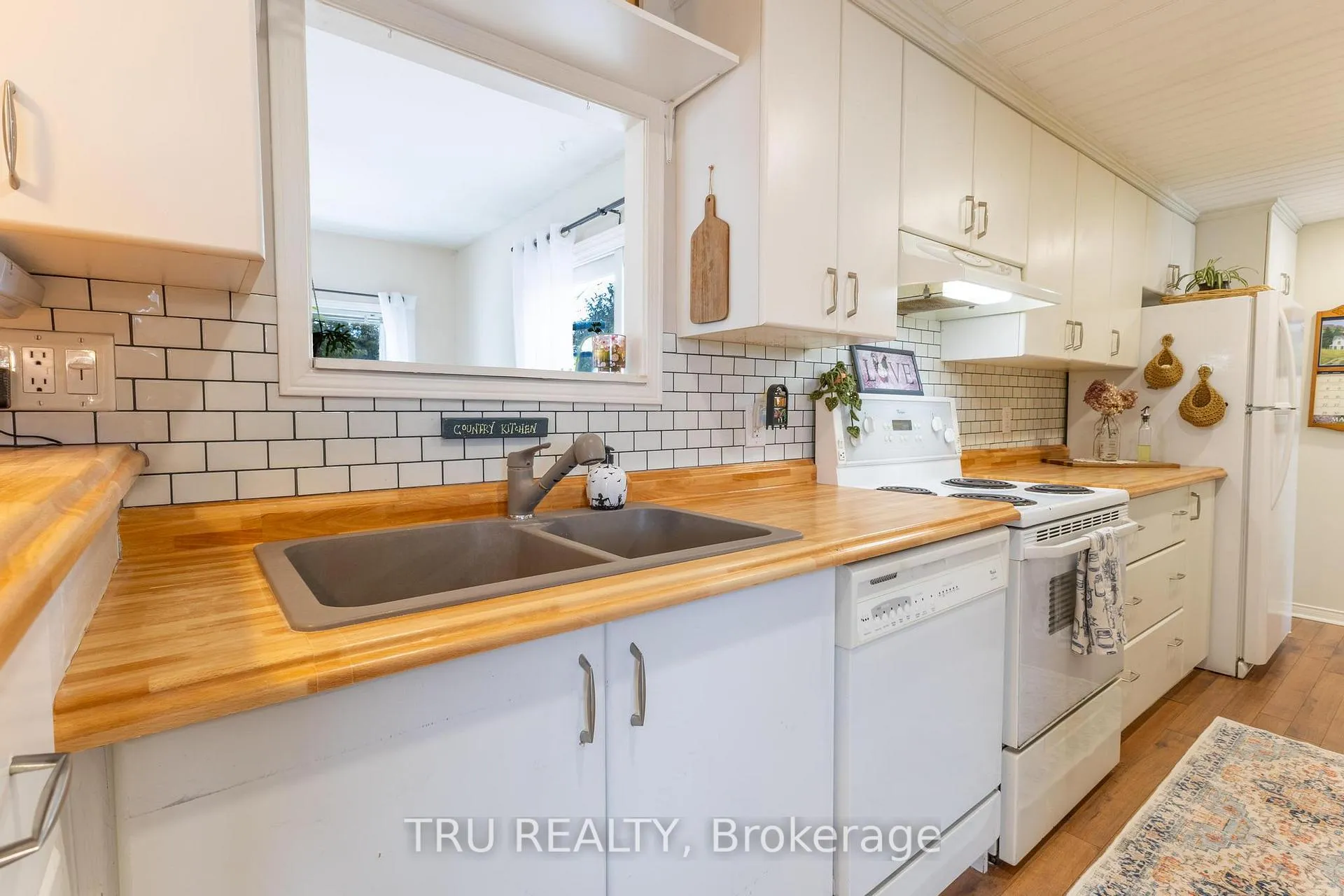 Photo 8 of 19 Maplewood Avenue, Beckwith, Beckwith Twp — HOMEH