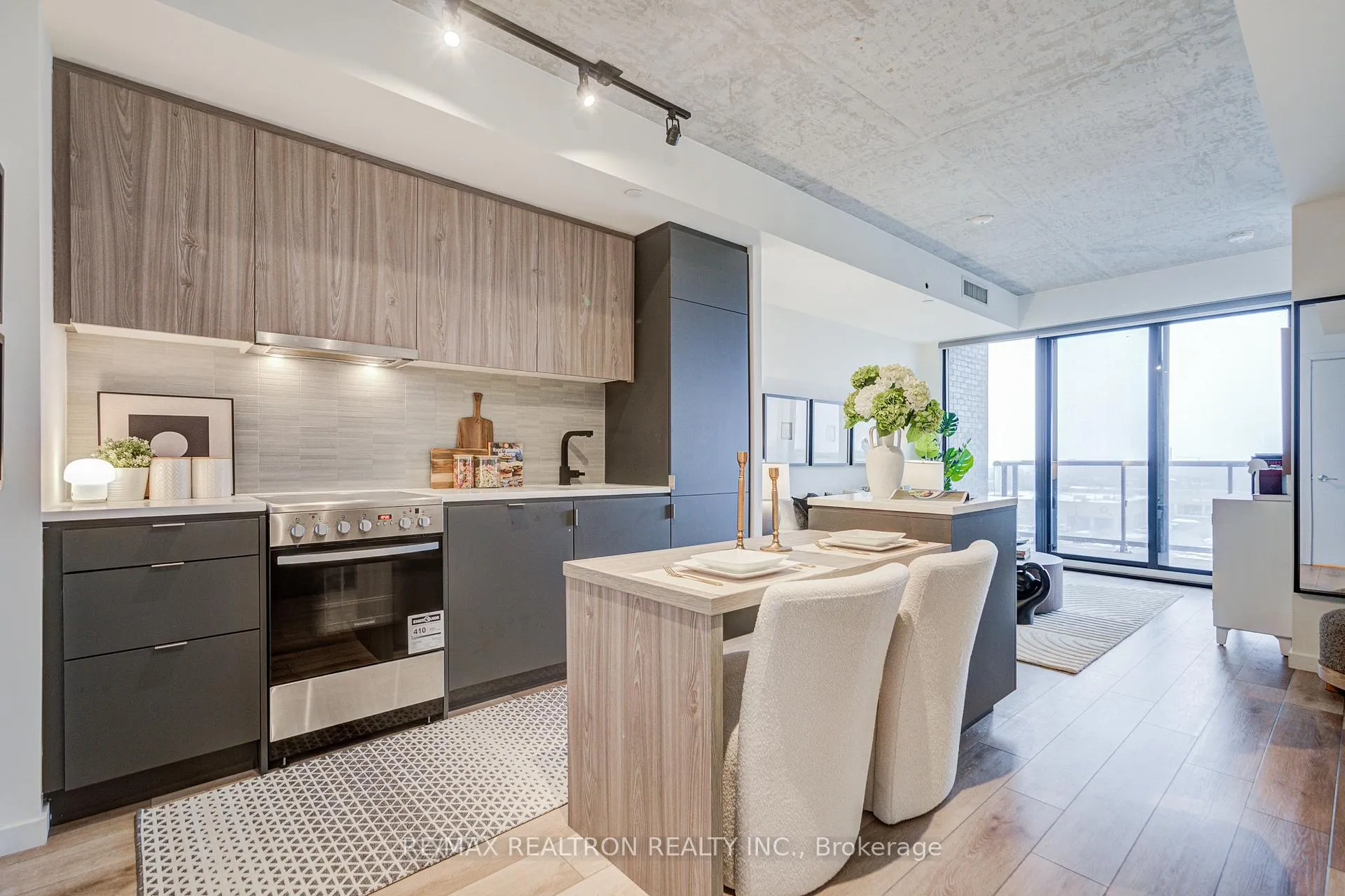 Front of Unit 518, 7 Smith Crescent